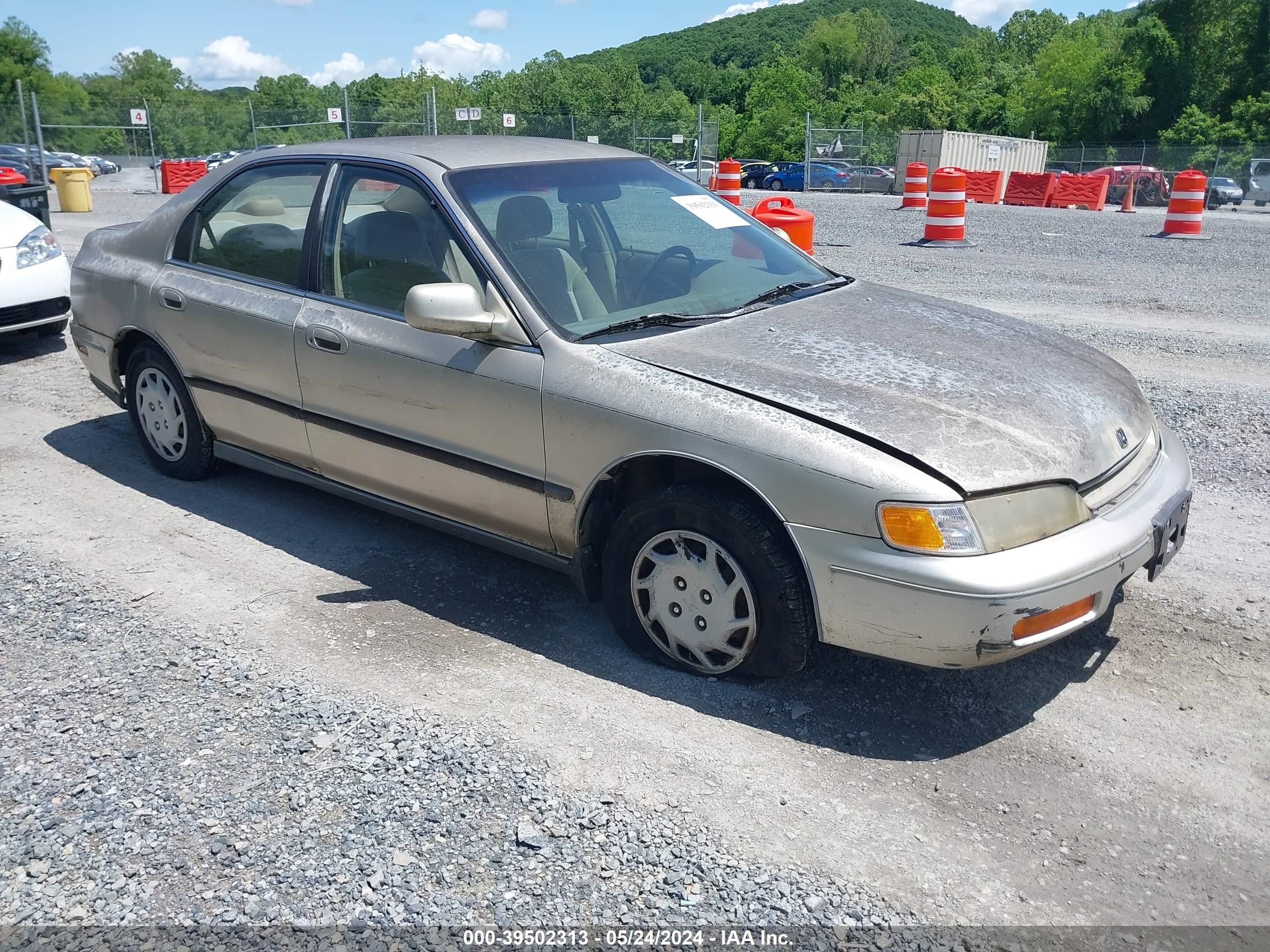 Photo 0 VIN: 1HGCD5636RA175832 - HONDA ACCORD 