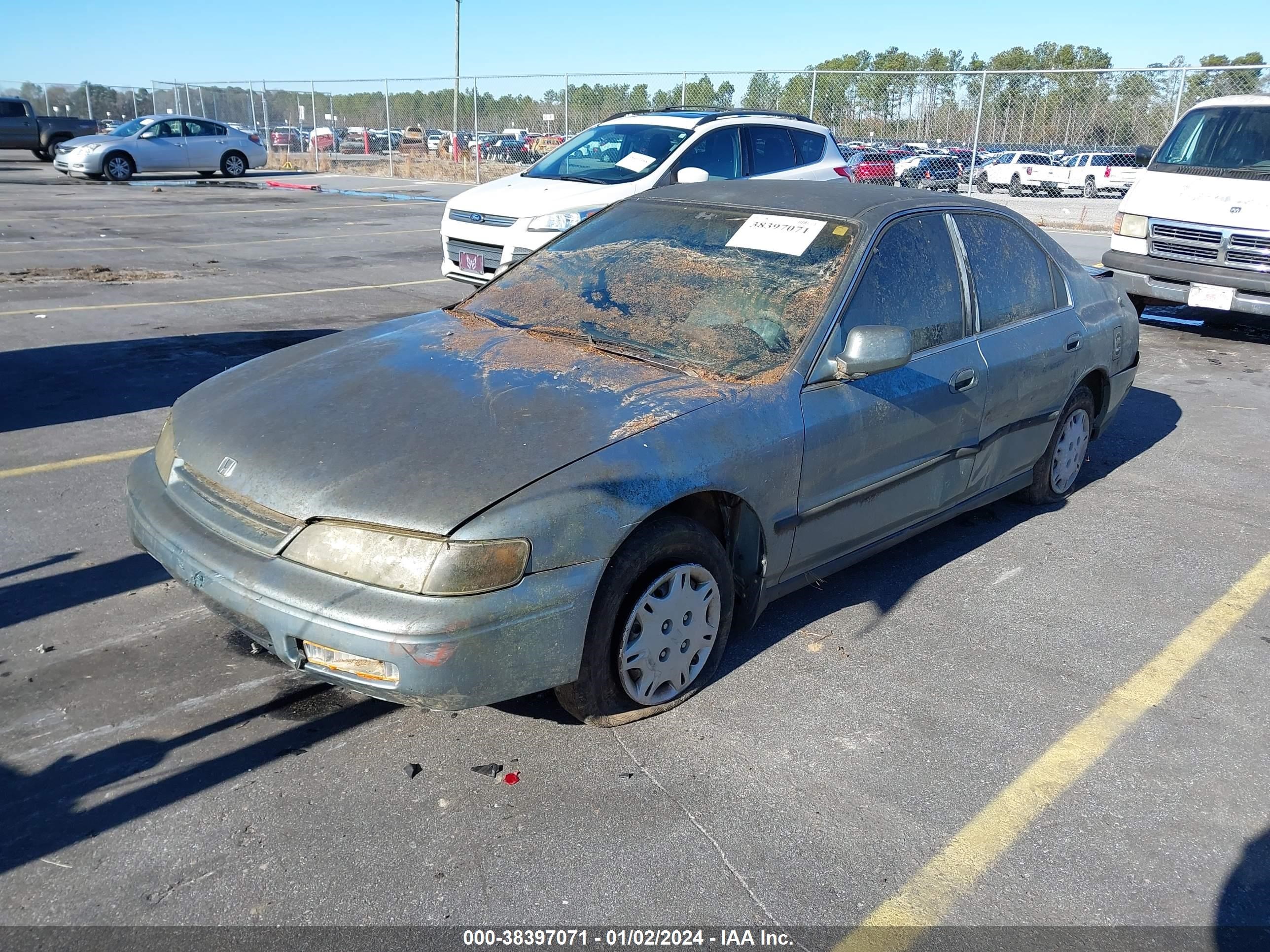 Photo 1 VIN: 1HGCD5637RA066246 - HONDA ACCORD 