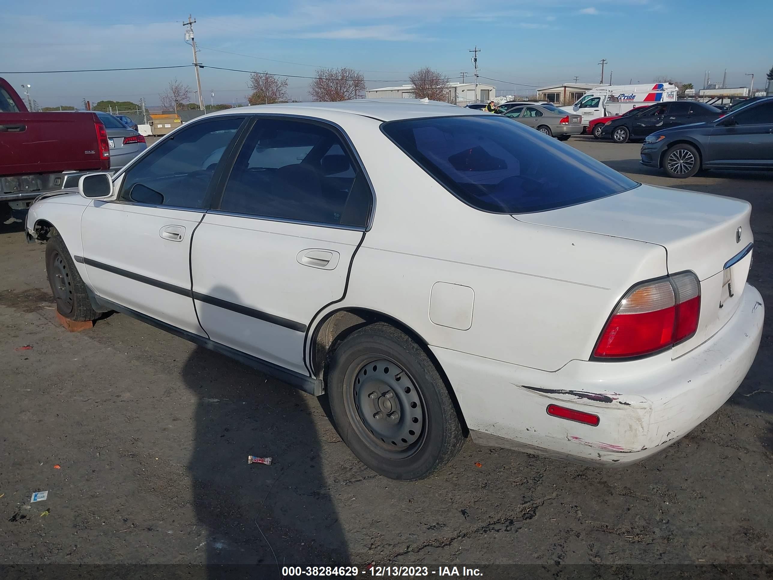 Photo 2 VIN: 1HGCD5637VA225521 - HONDA ACCORD 