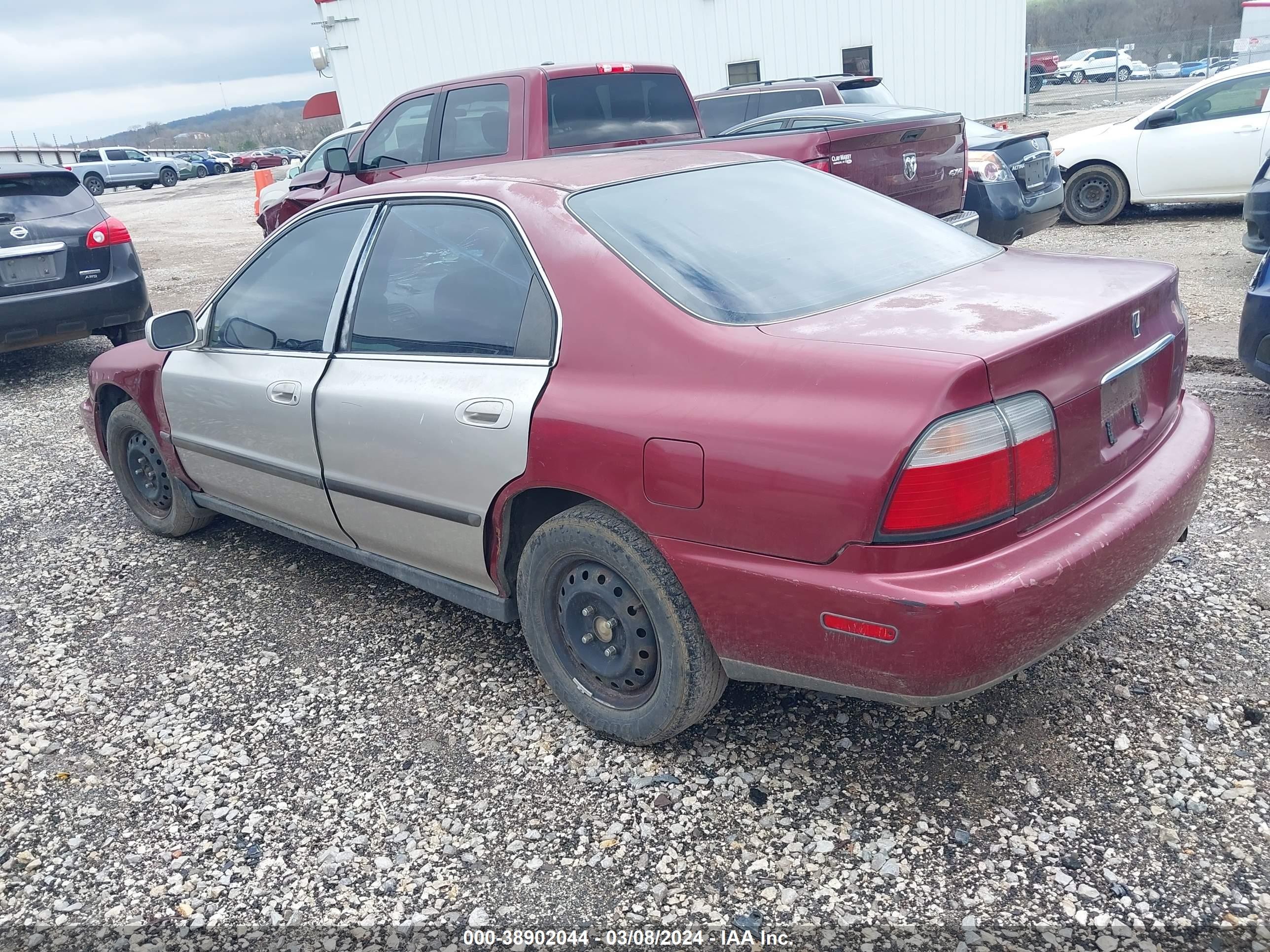 Photo 2 VIN: 1HGCD5638VA114721 - HONDA ACCORD 