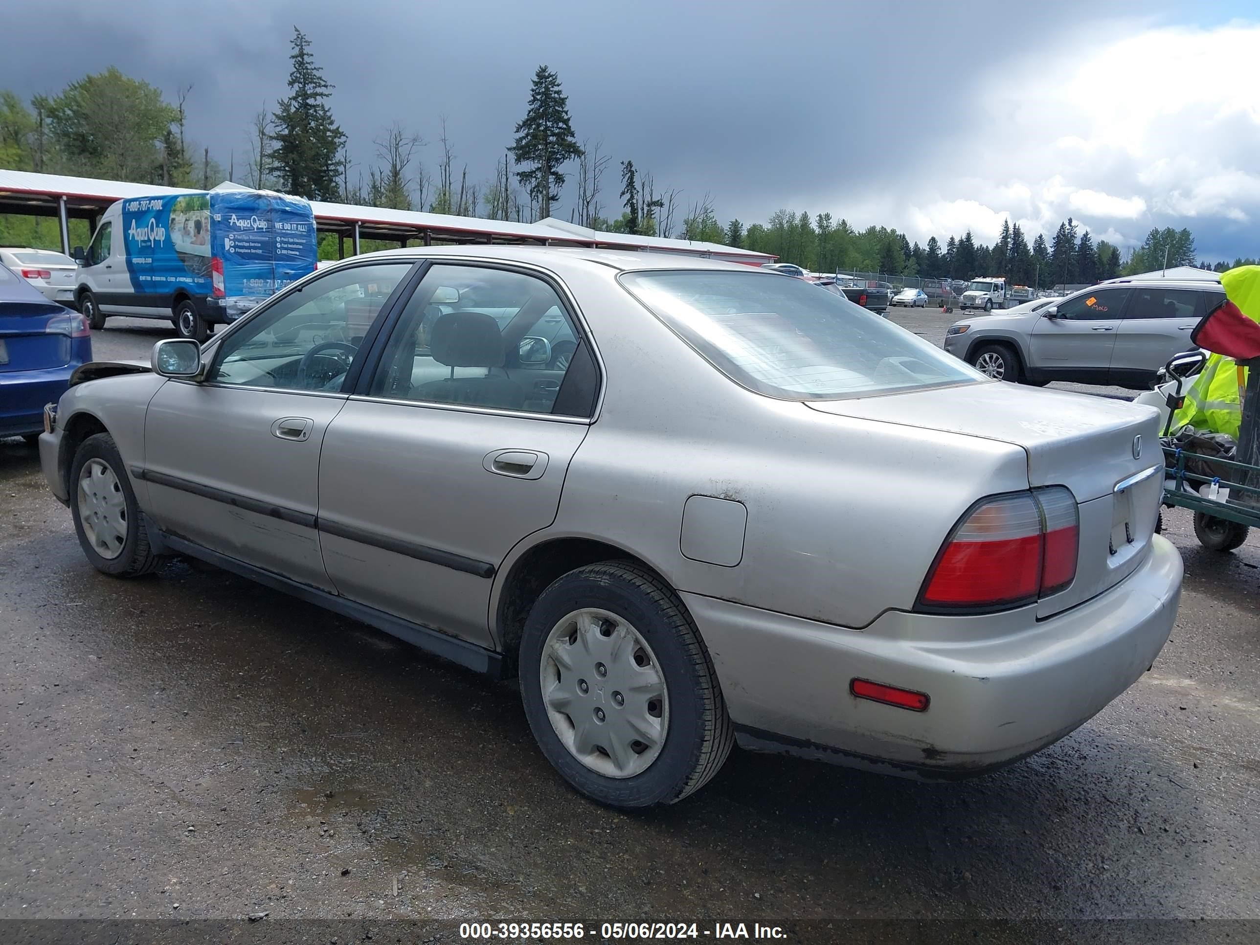 Photo 2 VIN: 1HGCD5638VA261749 - HONDA ACCORD 