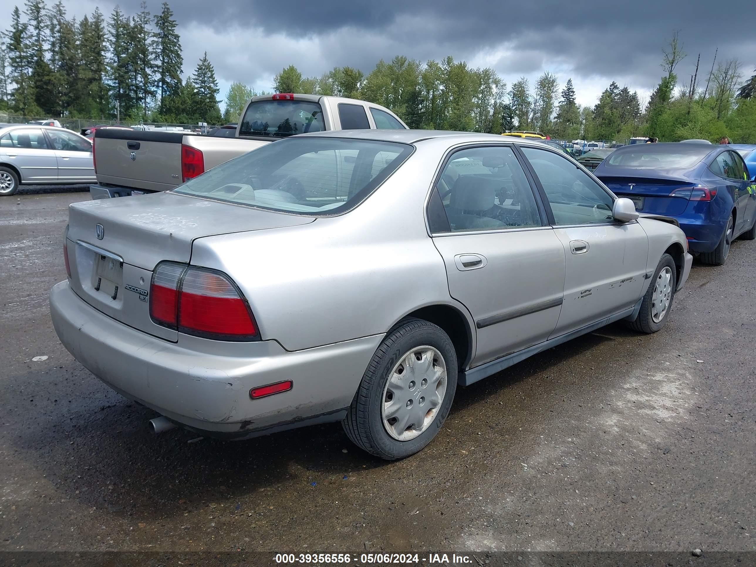 Photo 3 VIN: 1HGCD5638VA261749 - HONDA ACCORD 