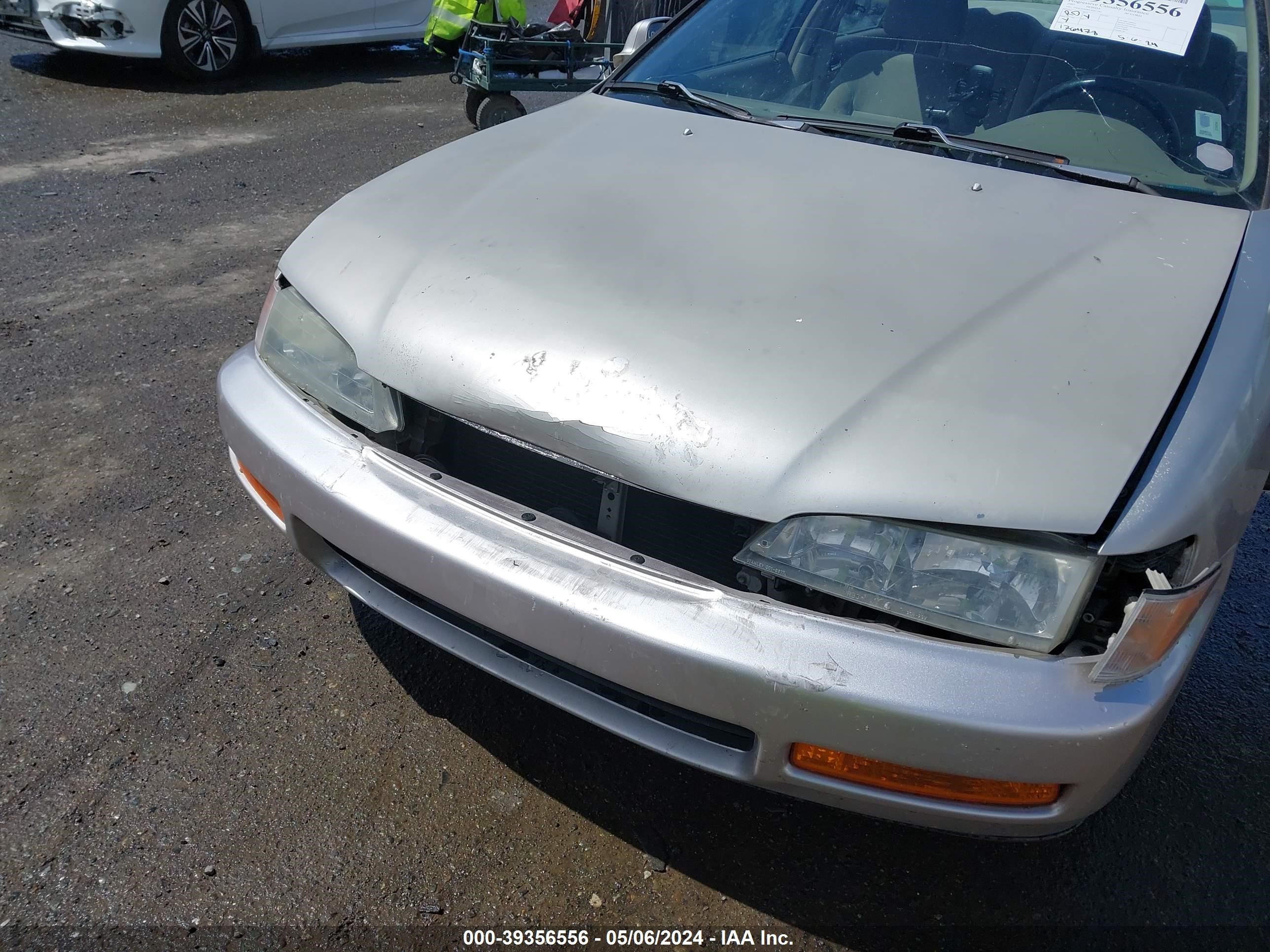 Photo 5 VIN: 1HGCD5638VA261749 - HONDA ACCORD 