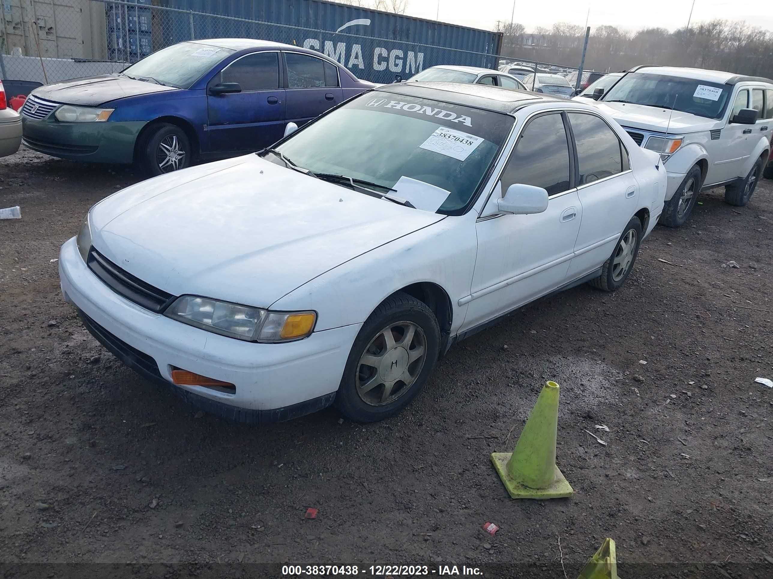 Photo 1 VIN: 1HGCD5657RA143330 - HONDA ACCORD 