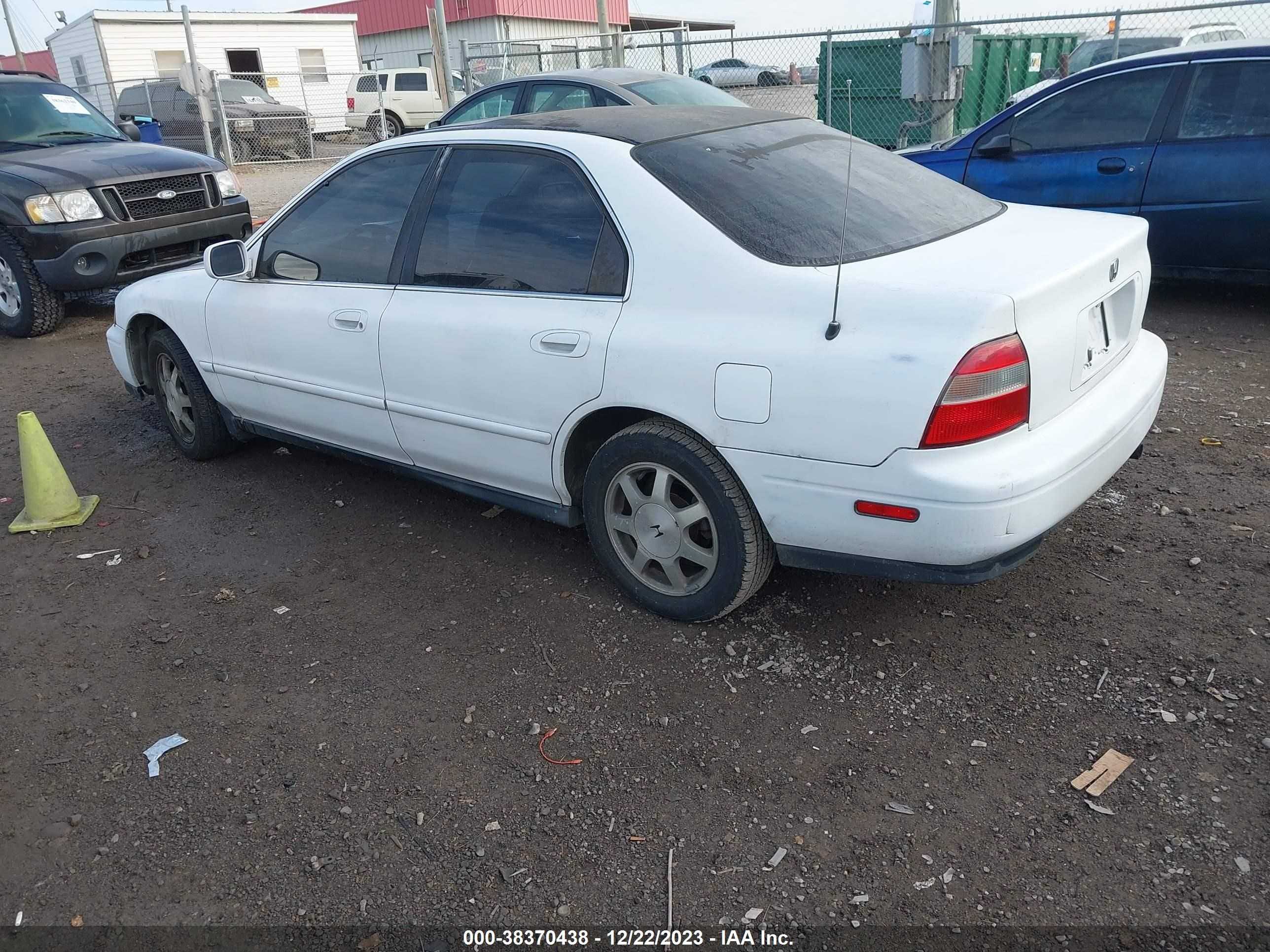 Photo 2 VIN: 1HGCD5657RA143330 - HONDA ACCORD 