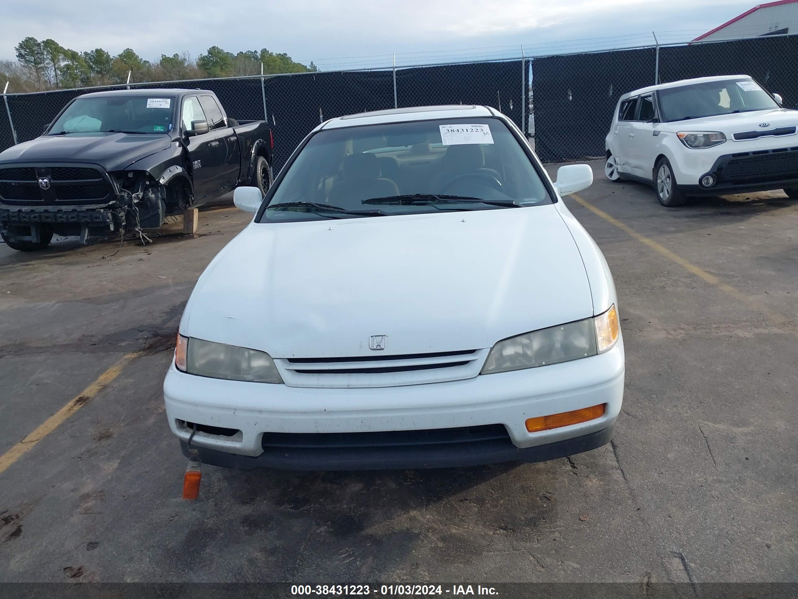 Photo 11 VIN: 1HGCD5658SA010095 - HONDA ACCORD 