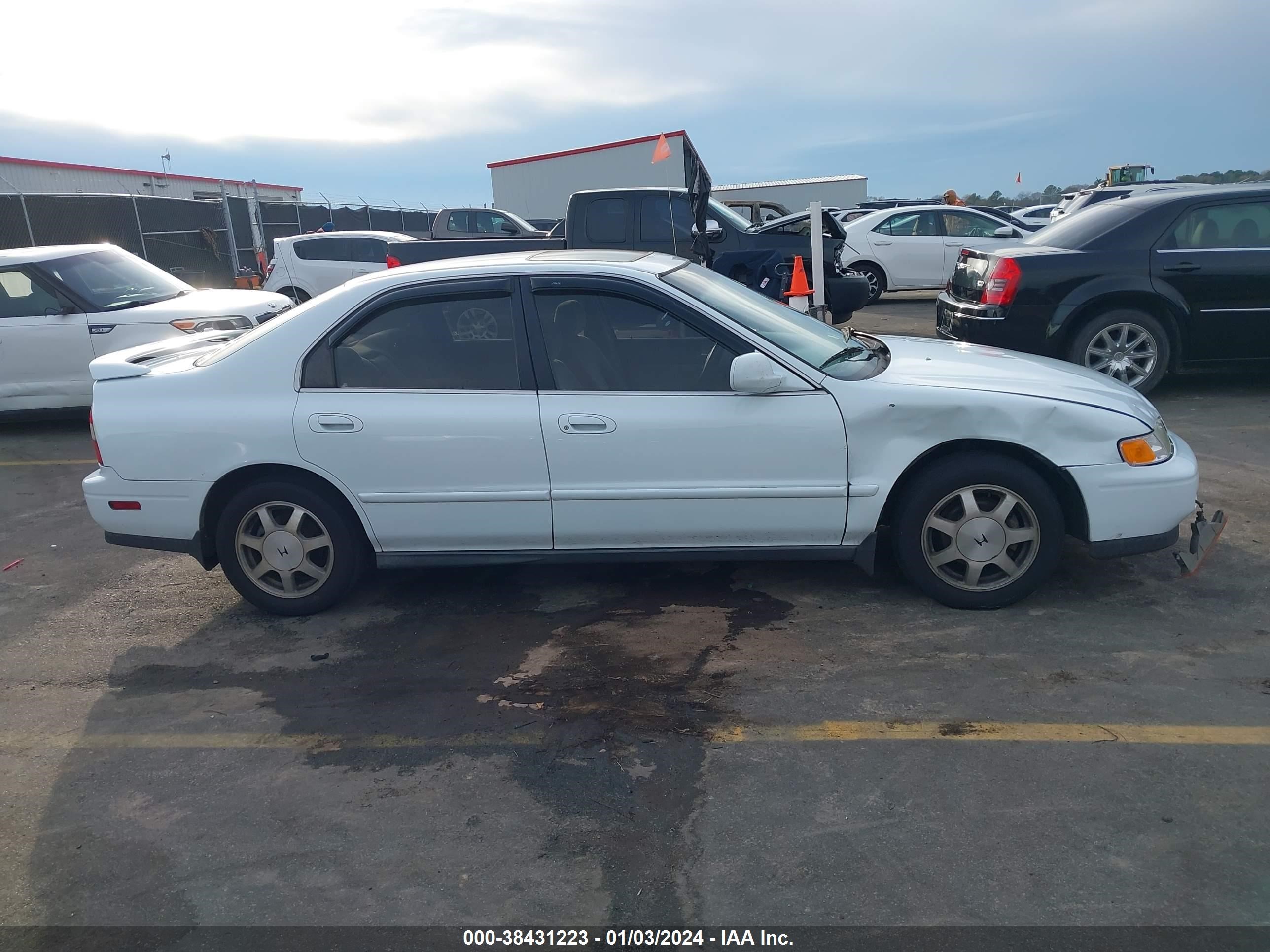 Photo 12 VIN: 1HGCD5658SA010095 - HONDA ACCORD 