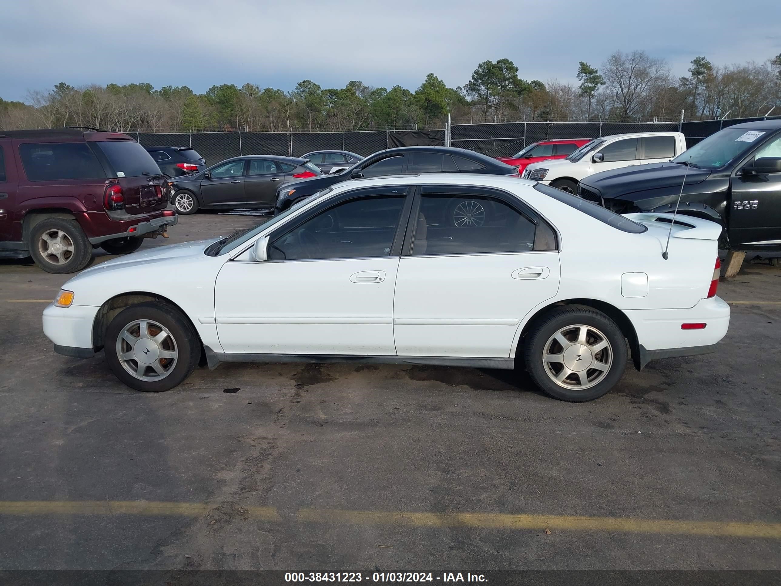 Photo 13 VIN: 1HGCD5658SA010095 - HONDA ACCORD 