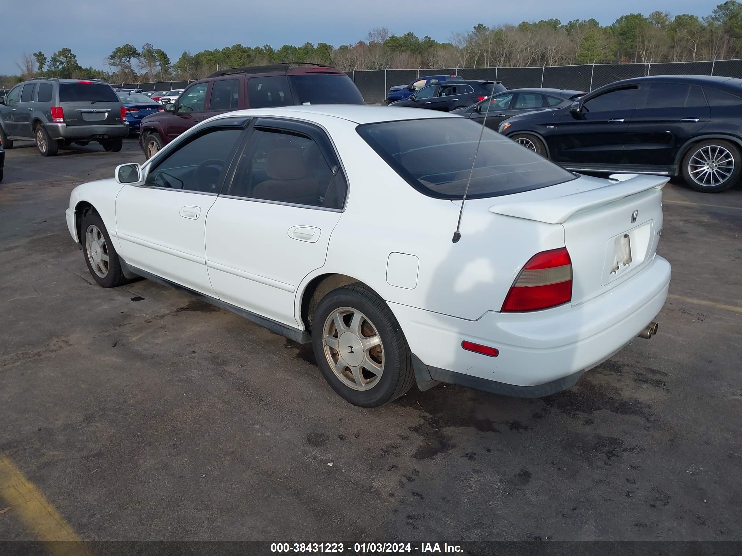 Photo 2 VIN: 1HGCD5658SA010095 - HONDA ACCORD 