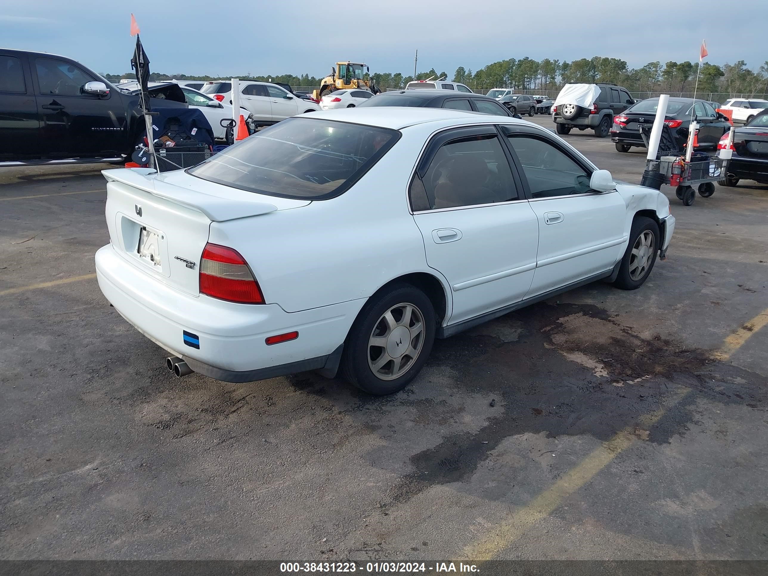 Photo 3 VIN: 1HGCD5658SA010095 - HONDA ACCORD 