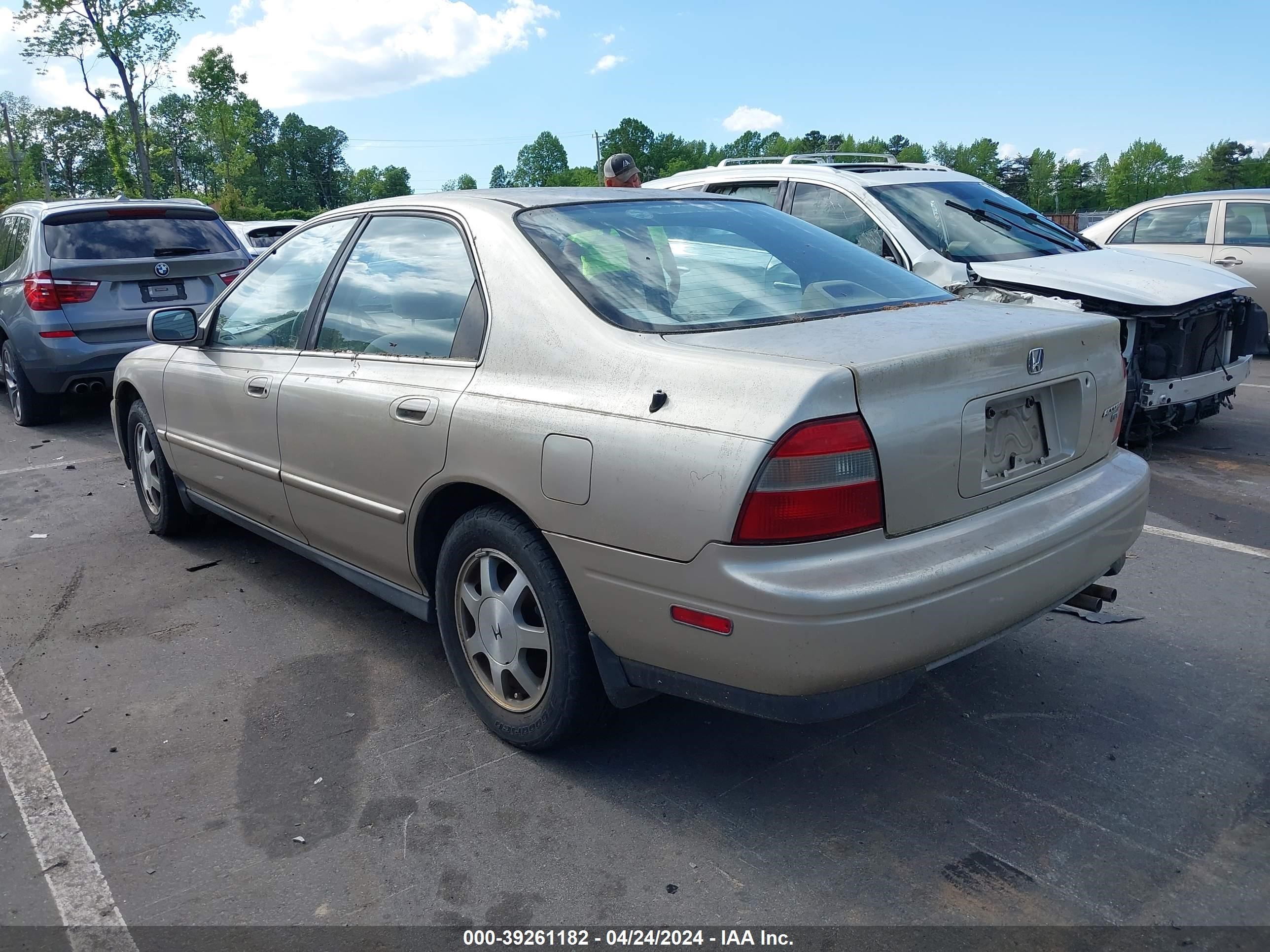 Photo 2 VIN: 1HGCD5658SA151006 - HONDA ACCORD 