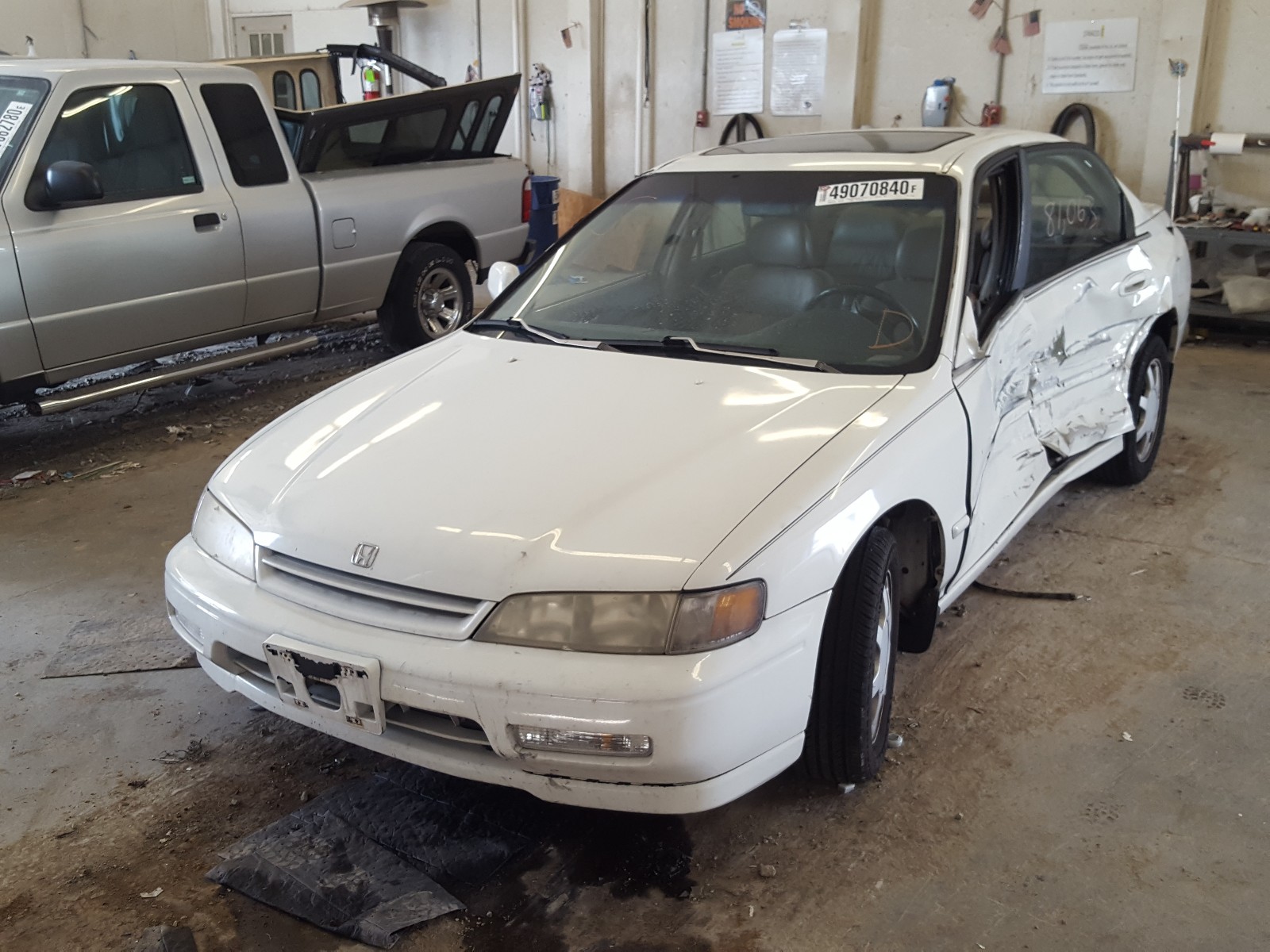 Photo 1 VIN: 1HGCD5668SA073643 - HONDA ACCORD EX 