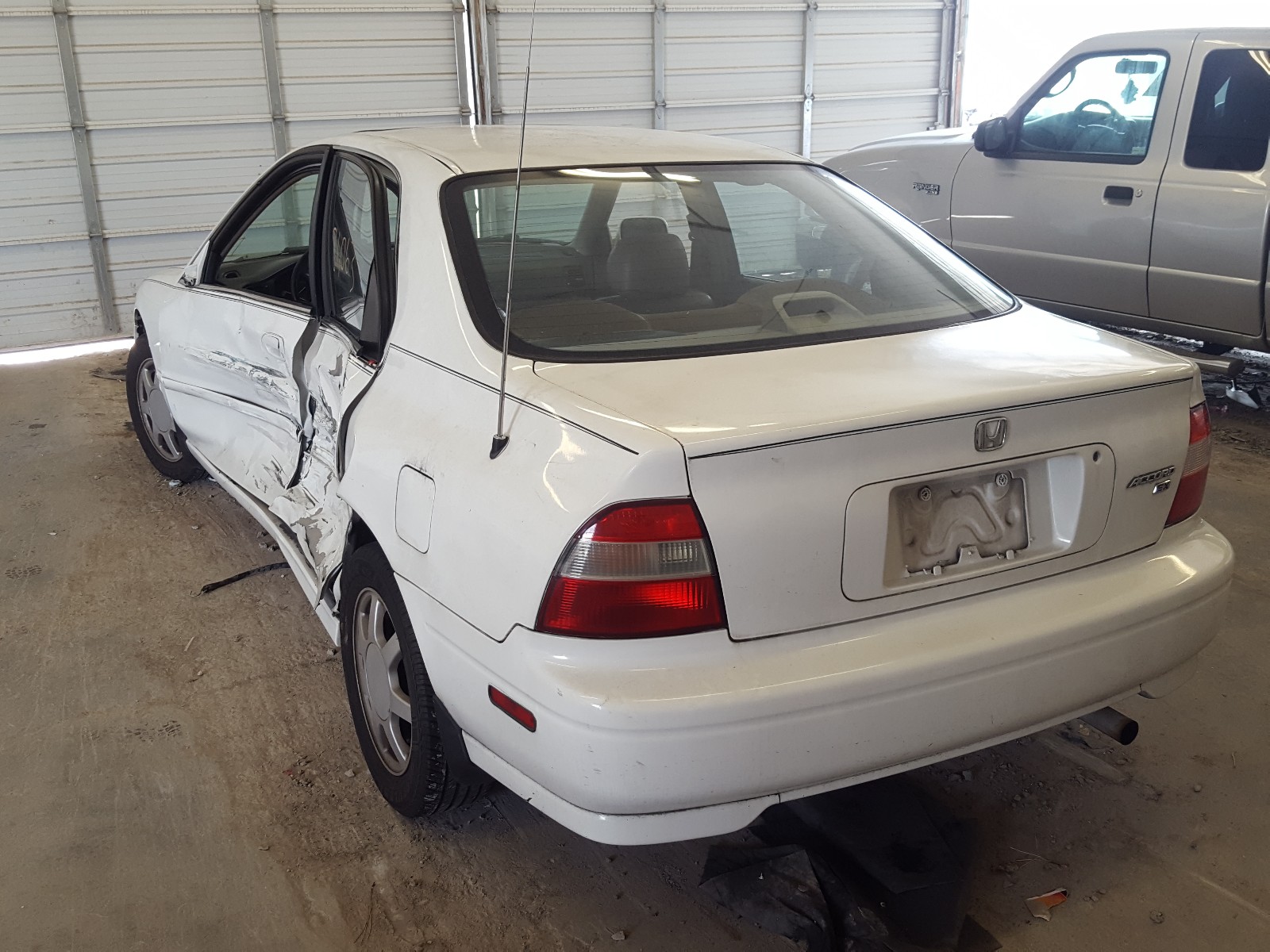 Photo 2 VIN: 1HGCD5668SA073643 - HONDA ACCORD EX 