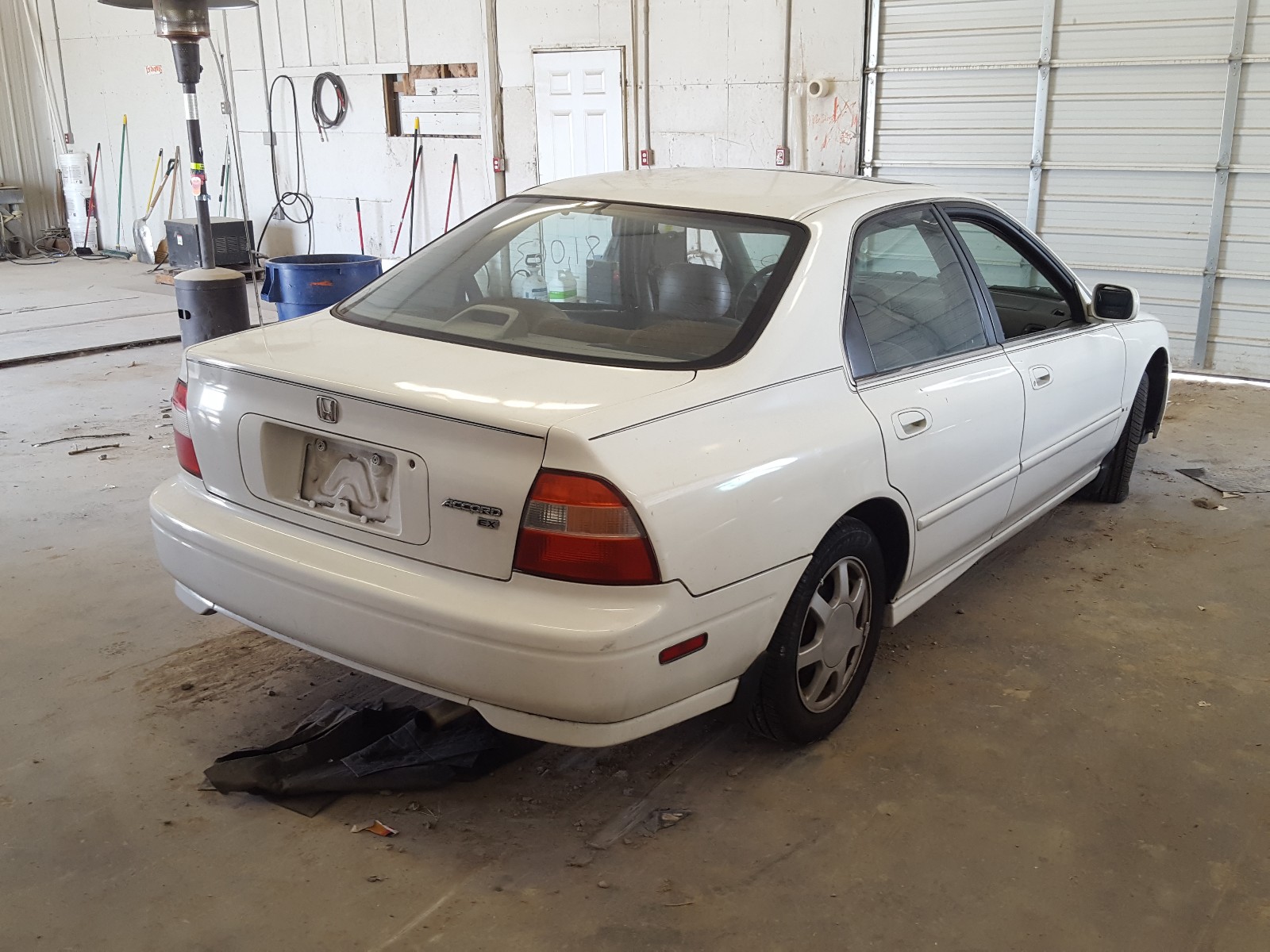 Photo 3 VIN: 1HGCD5668SA073643 - HONDA ACCORD EX 