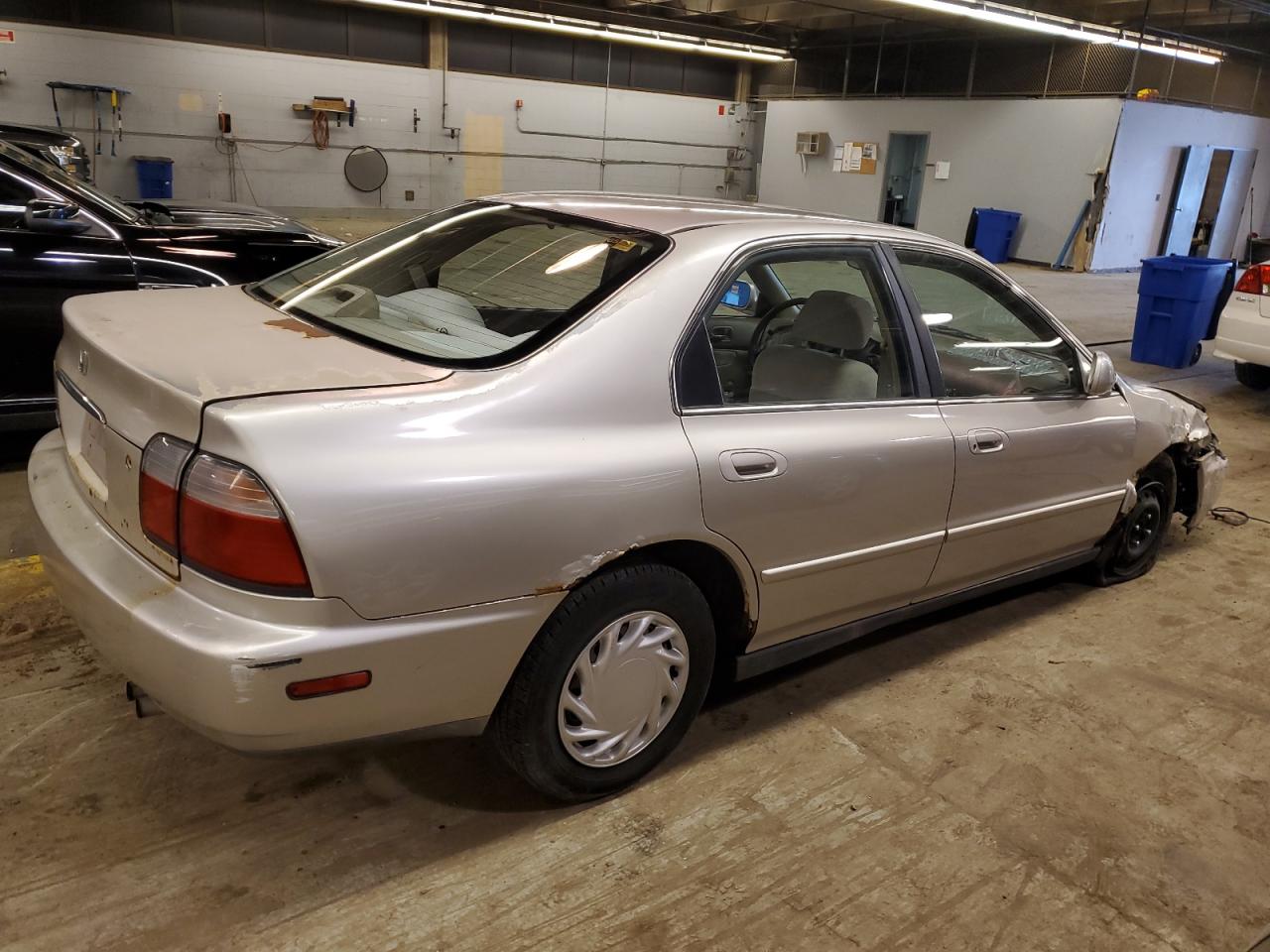 Photo 2 VIN: 1HGCD5686VA185637 - HONDA ACCORD 