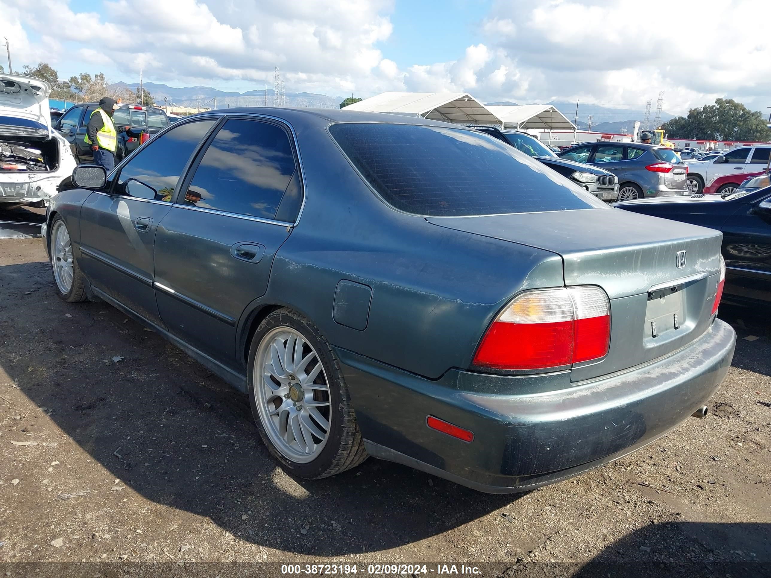 Photo 2 VIN: 1HGCD5689VA180996 - HONDA ACCORD 