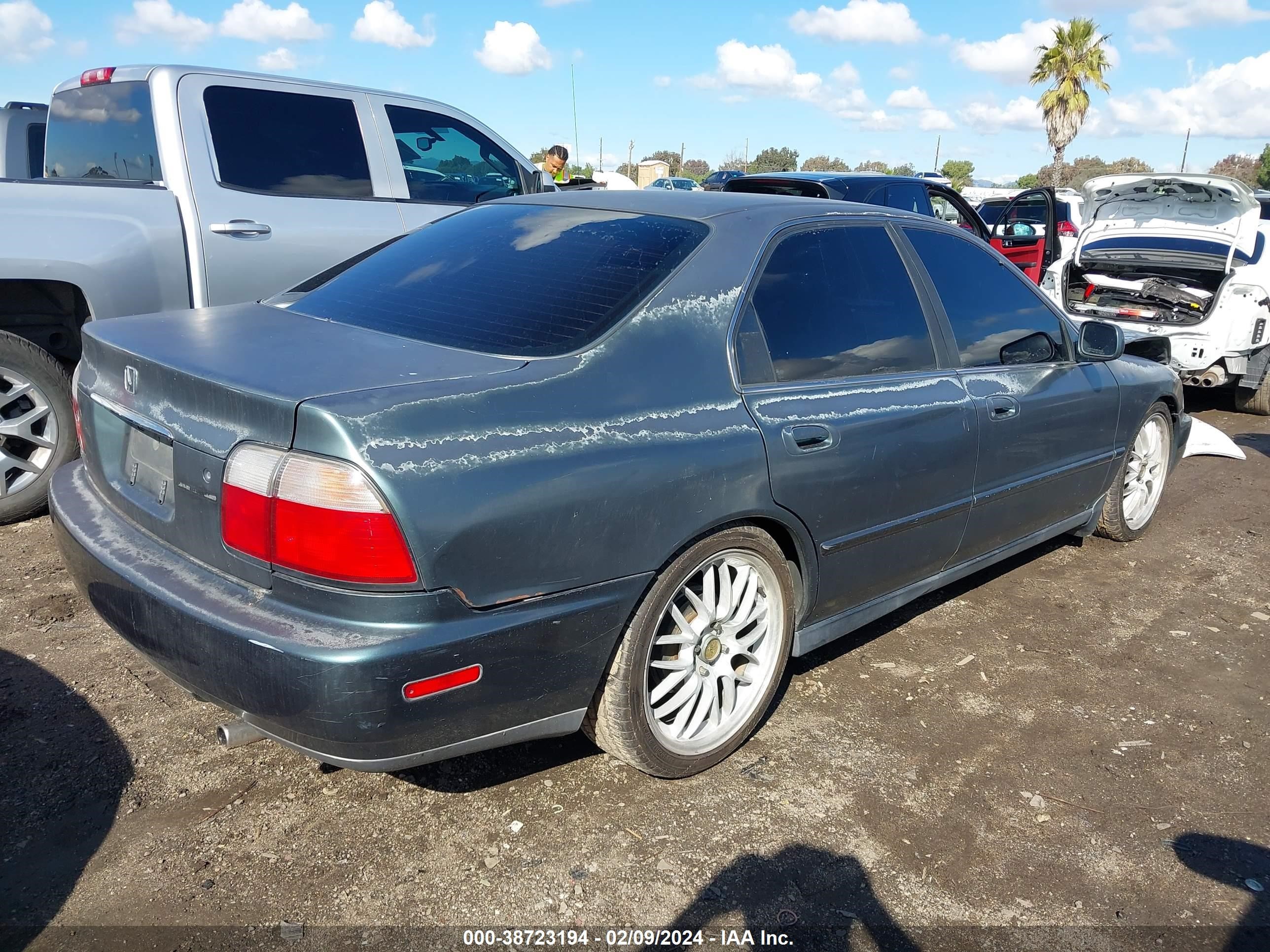 Photo 3 VIN: 1HGCD5689VA180996 - HONDA ACCORD 