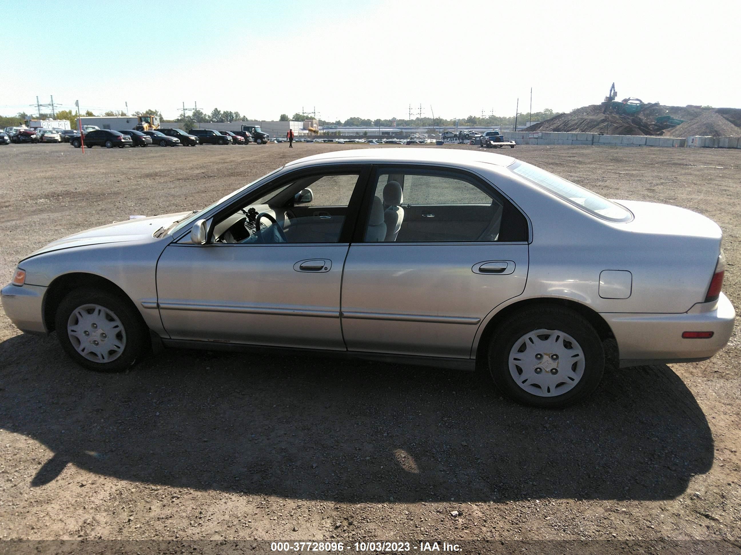 Photo 13 VIN: 1HGCD5691TA236922 - HONDA ACCORD 