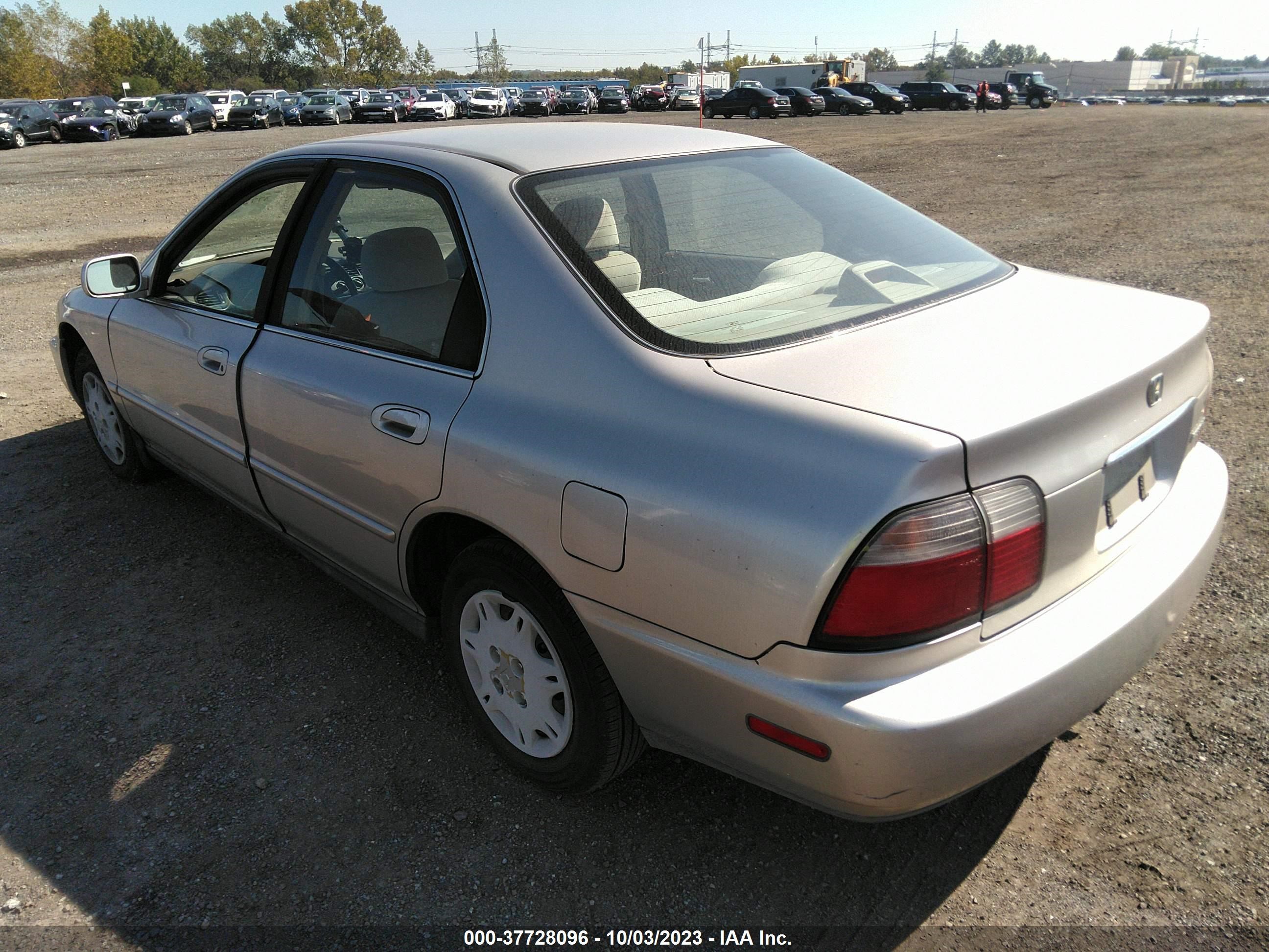 Photo 2 VIN: 1HGCD5691TA236922 - HONDA ACCORD 