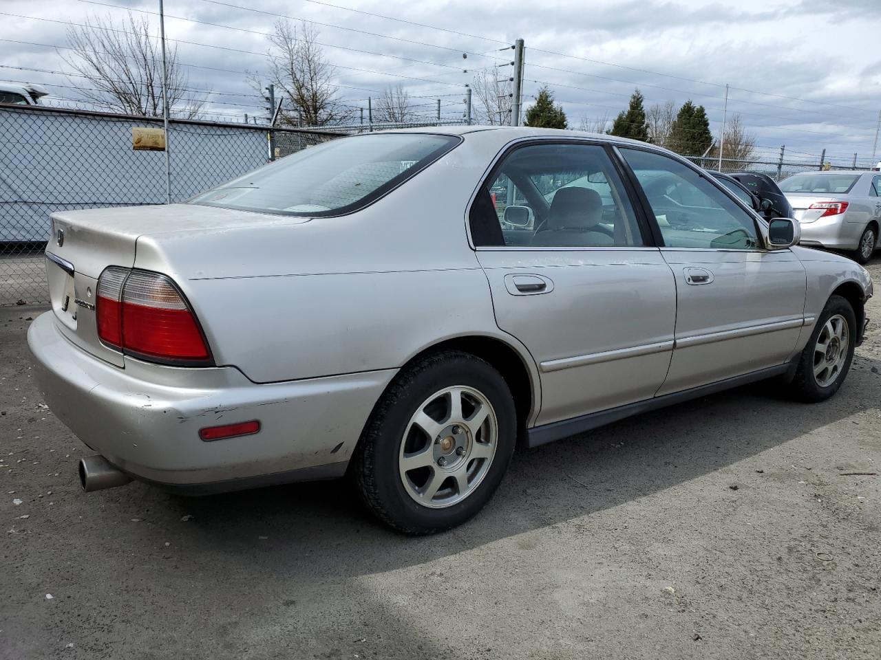 Photo 2 VIN: 1HGCD5692TA211768 - HONDA ACCORD 