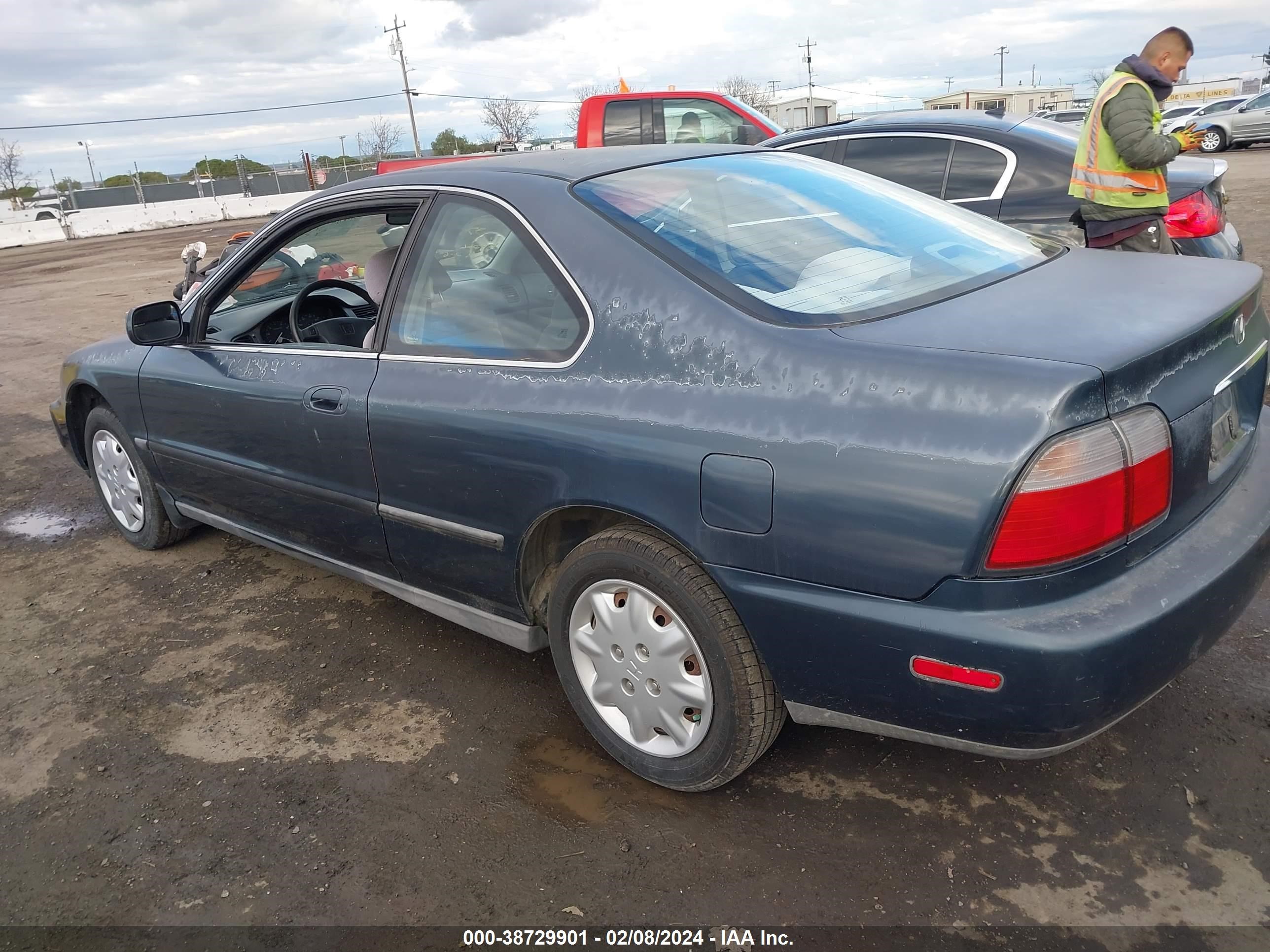 Photo 2 VIN: 1HGCD7238VA025815 - HONDA ACCORD 