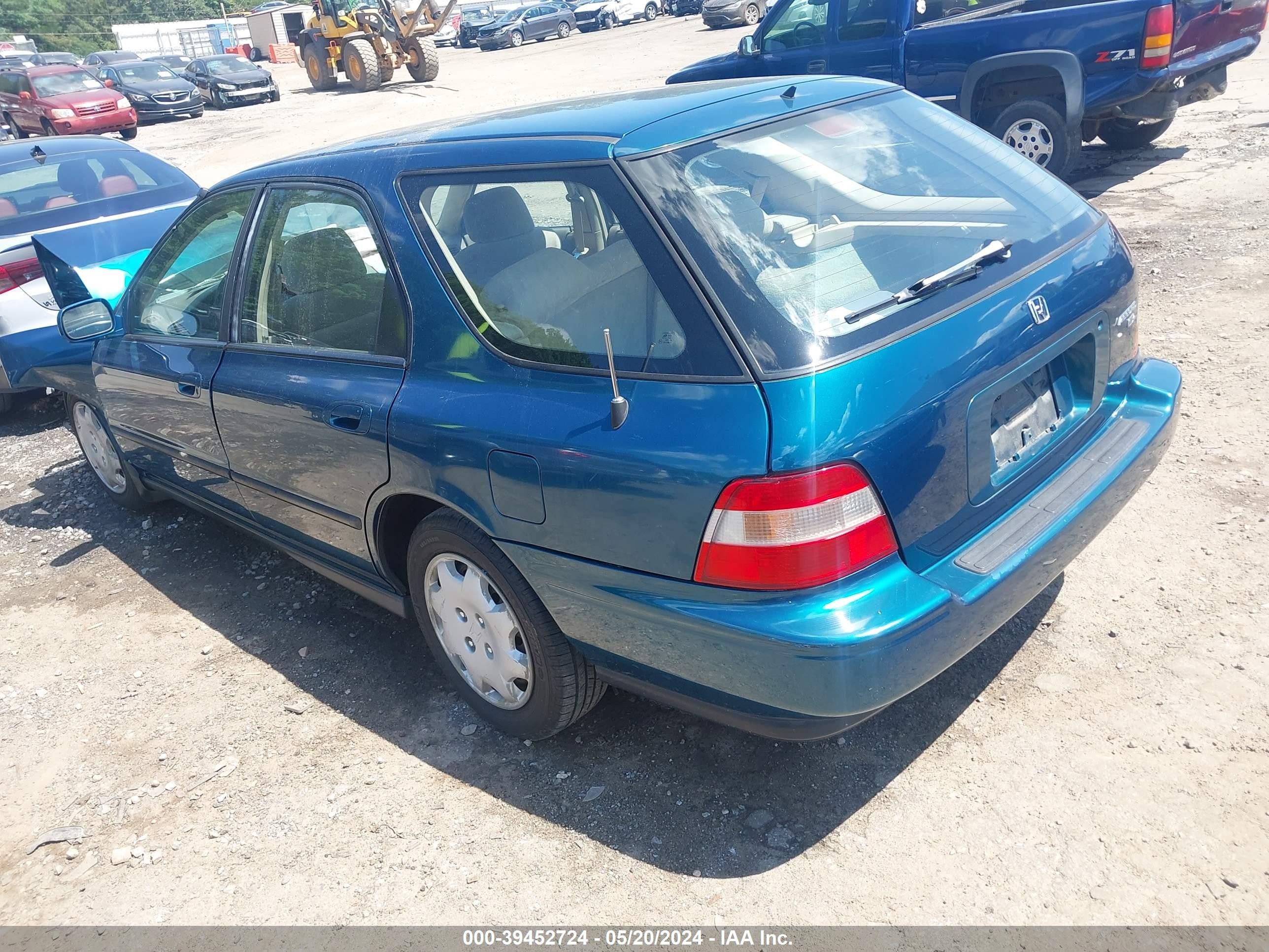 Photo 2 VIN: 1HGCE1820SA003277 - HONDA ACCORD 