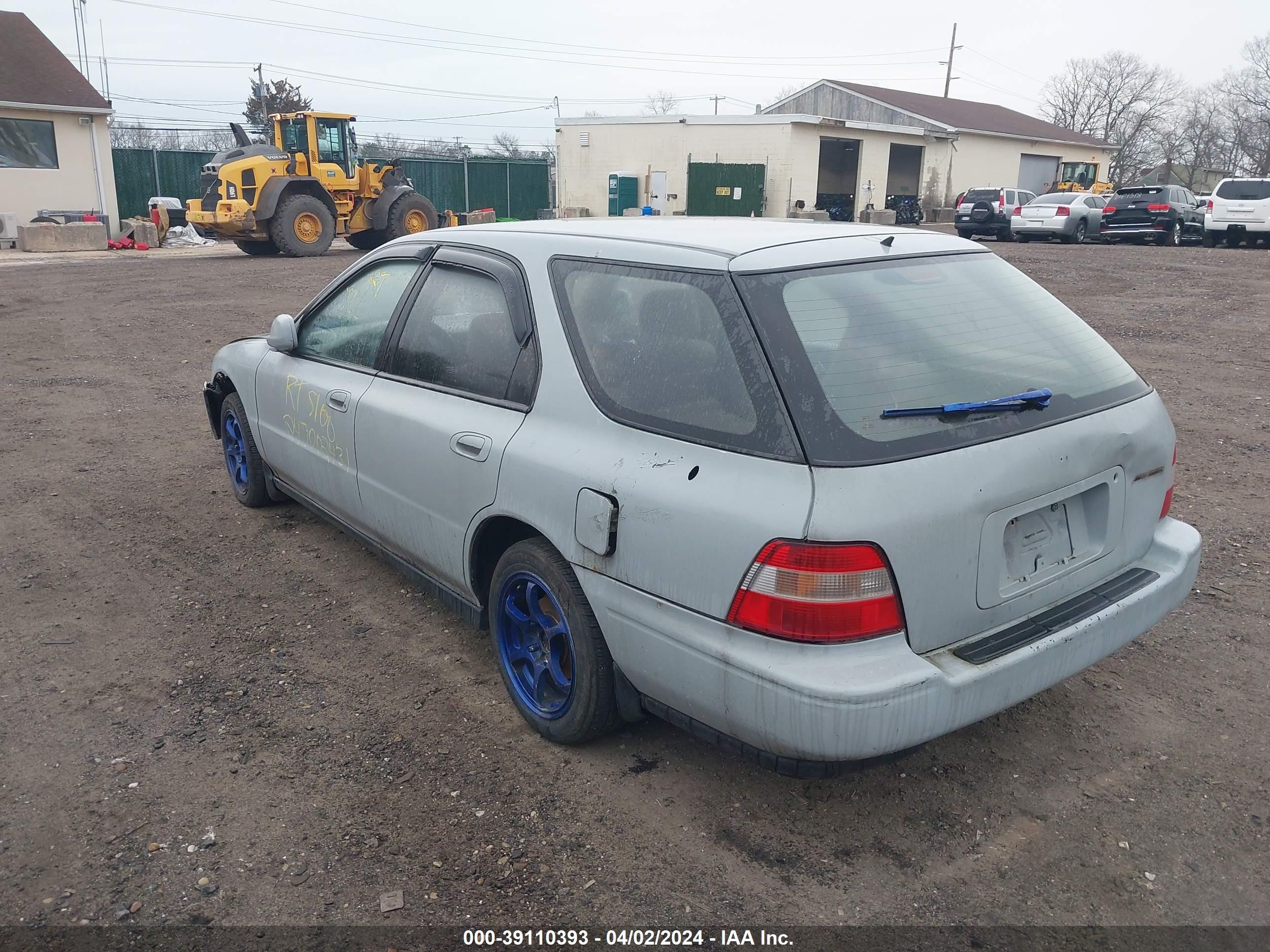 Photo 2 VIN: 1HGCE1829SA004749 - HONDA ACCORD 