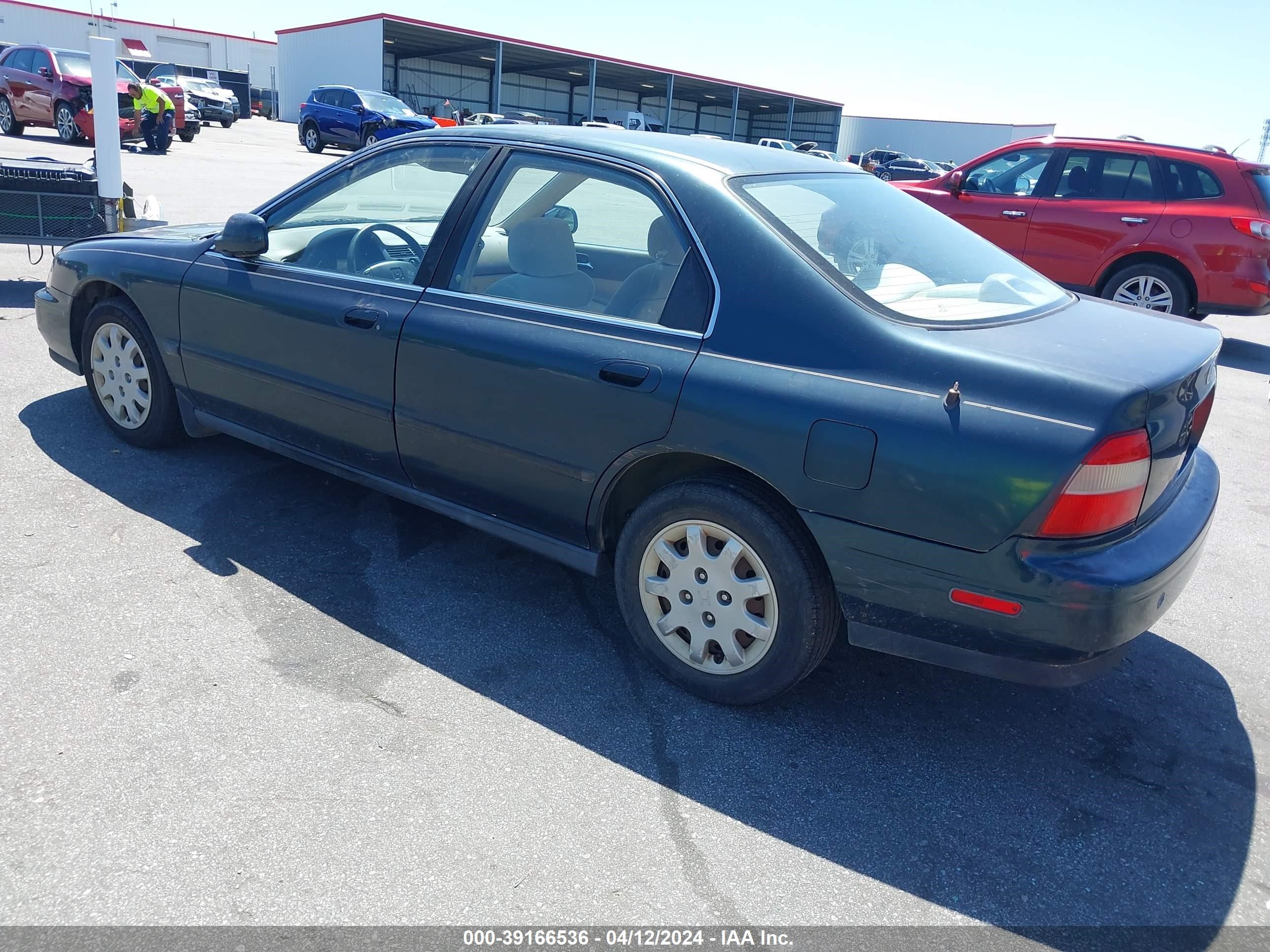 Photo 2 VIN: 1HGCE6647SA012964 - HONDA ACCORD 