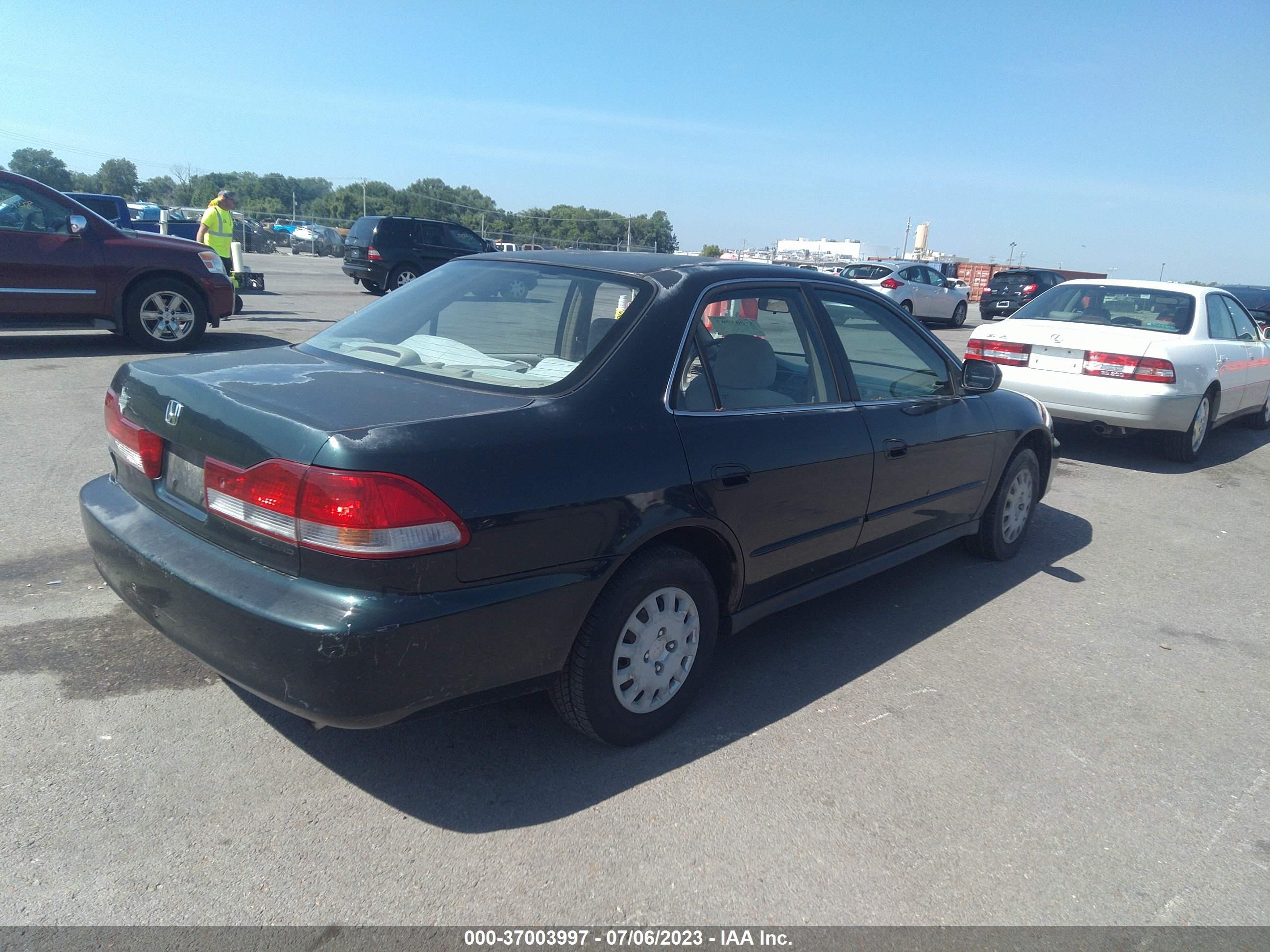 Photo 3 VIN: 1HGCF86611A132932 - HONDA ACCORD 