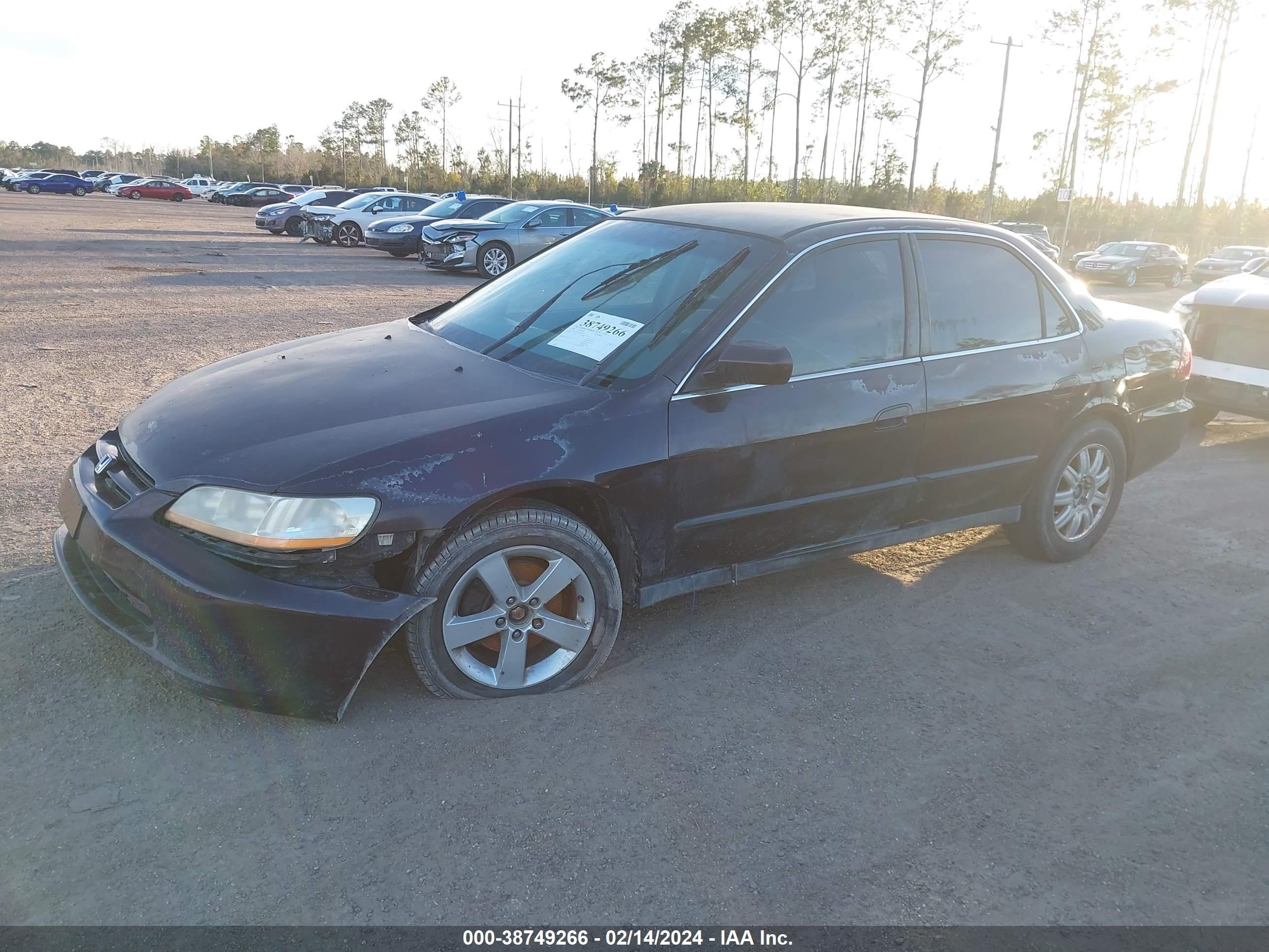 Photo 1 VIN: 1HGCG1640WA043038 - HONDA ACCORD 