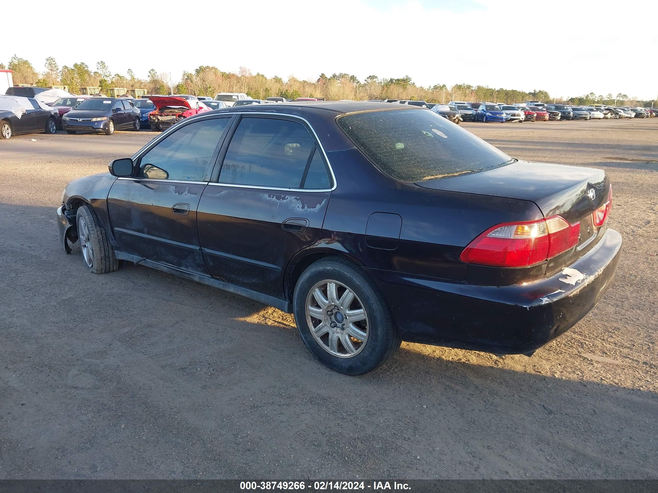 Photo 2 VIN: 1HGCG1640WA043038 - HONDA ACCORD 