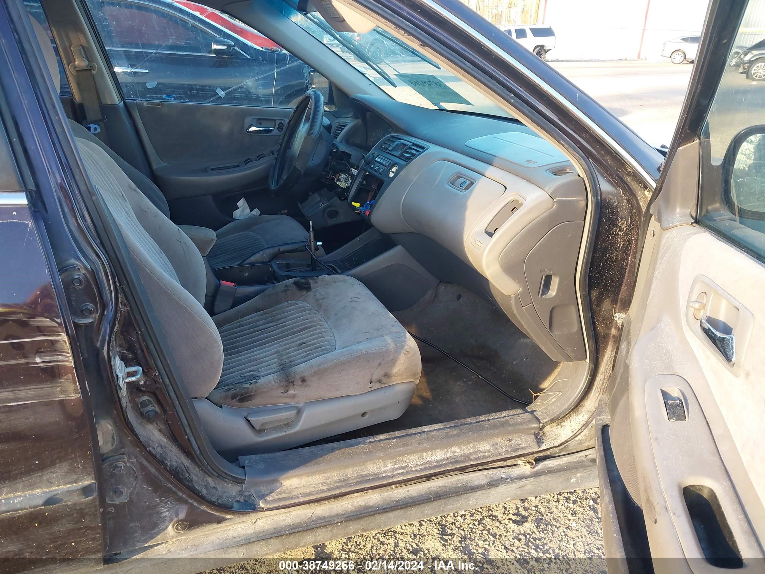 Photo 4 VIN: 1HGCG1640WA043038 - HONDA ACCORD 