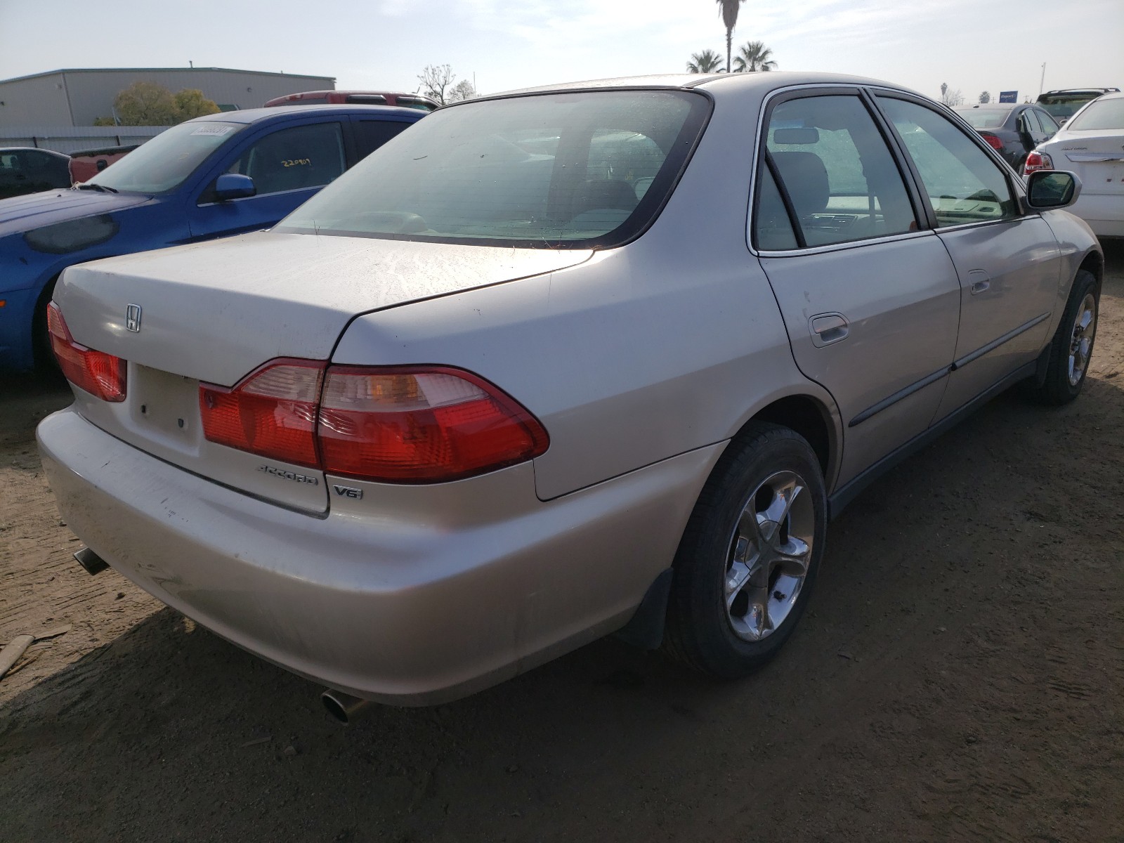 Photo 3 VIN: 1HGCG1641XA028808 - HONDA ACCORD LX 