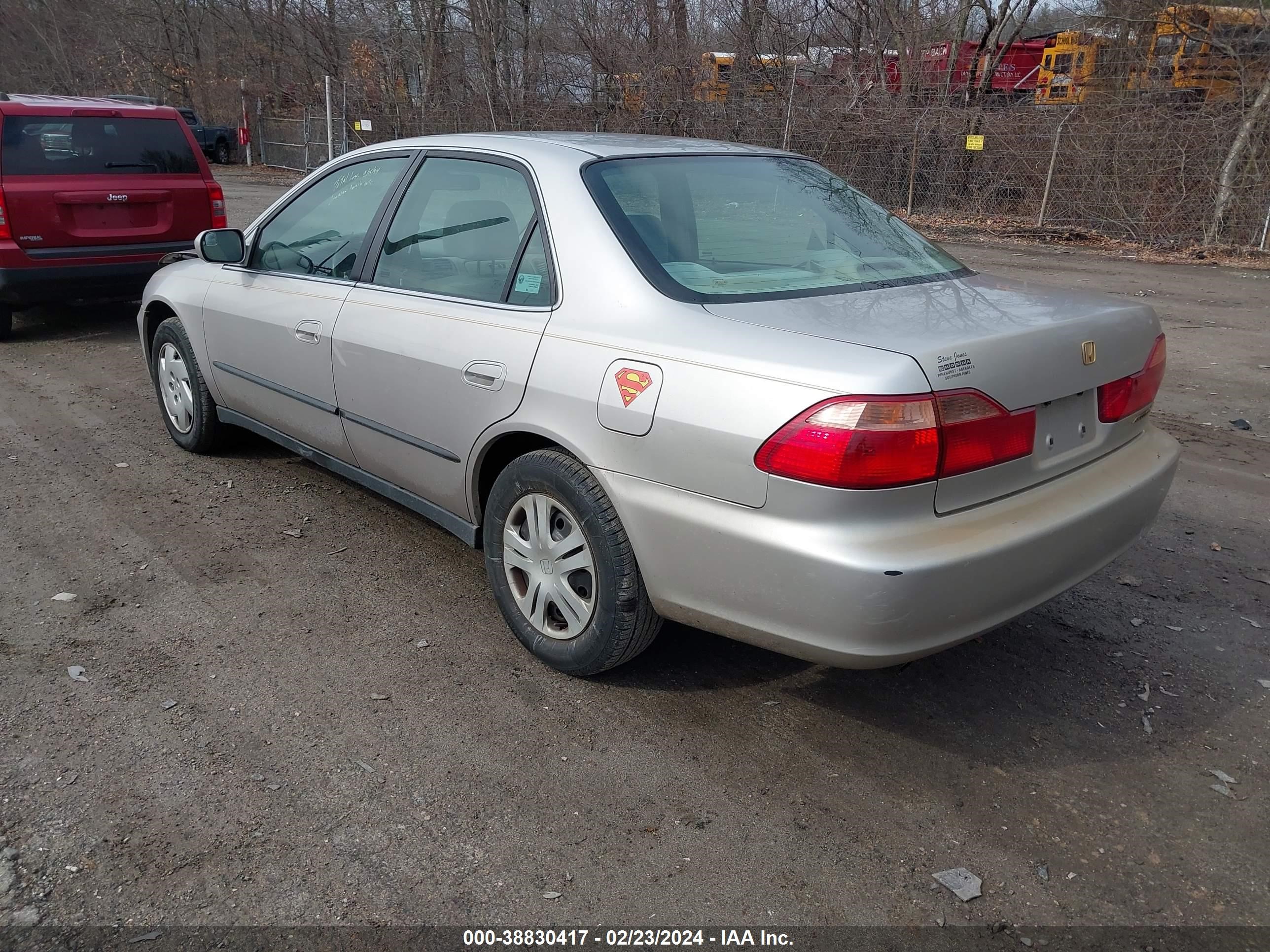 Photo 2 VIN: 1HGCG1643WA033765 - HONDA ACCORD 