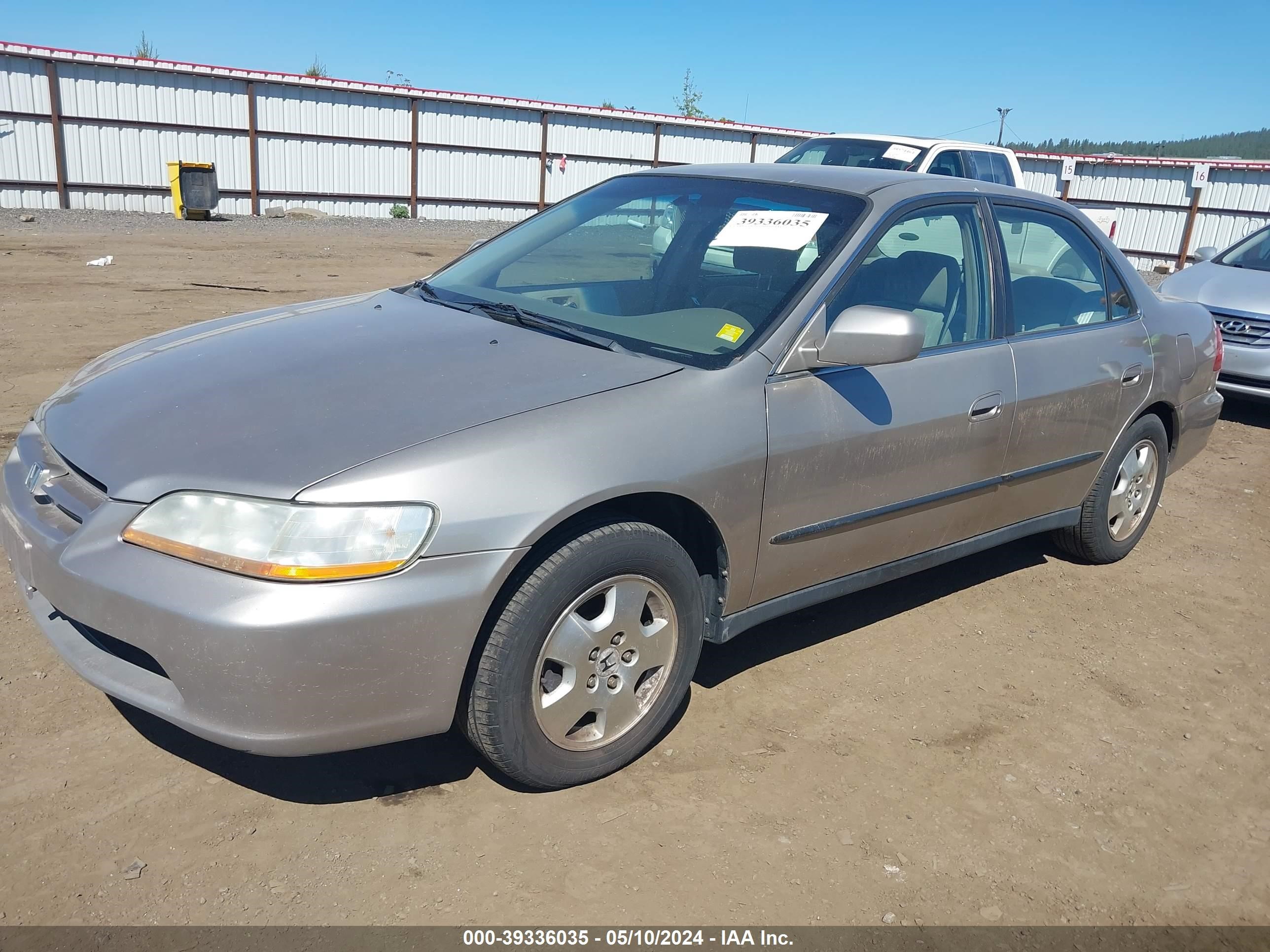 Photo 1 VIN: 1HGCG1643XA043133 - HONDA ACCORD 