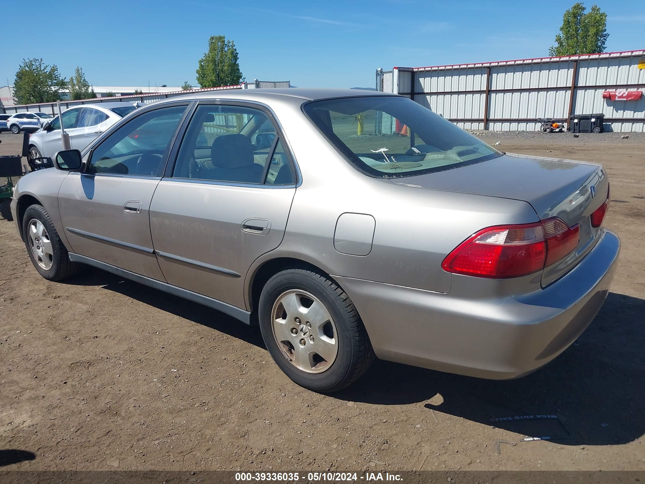 Photo 2 VIN: 1HGCG1643XA043133 - HONDA ACCORD 