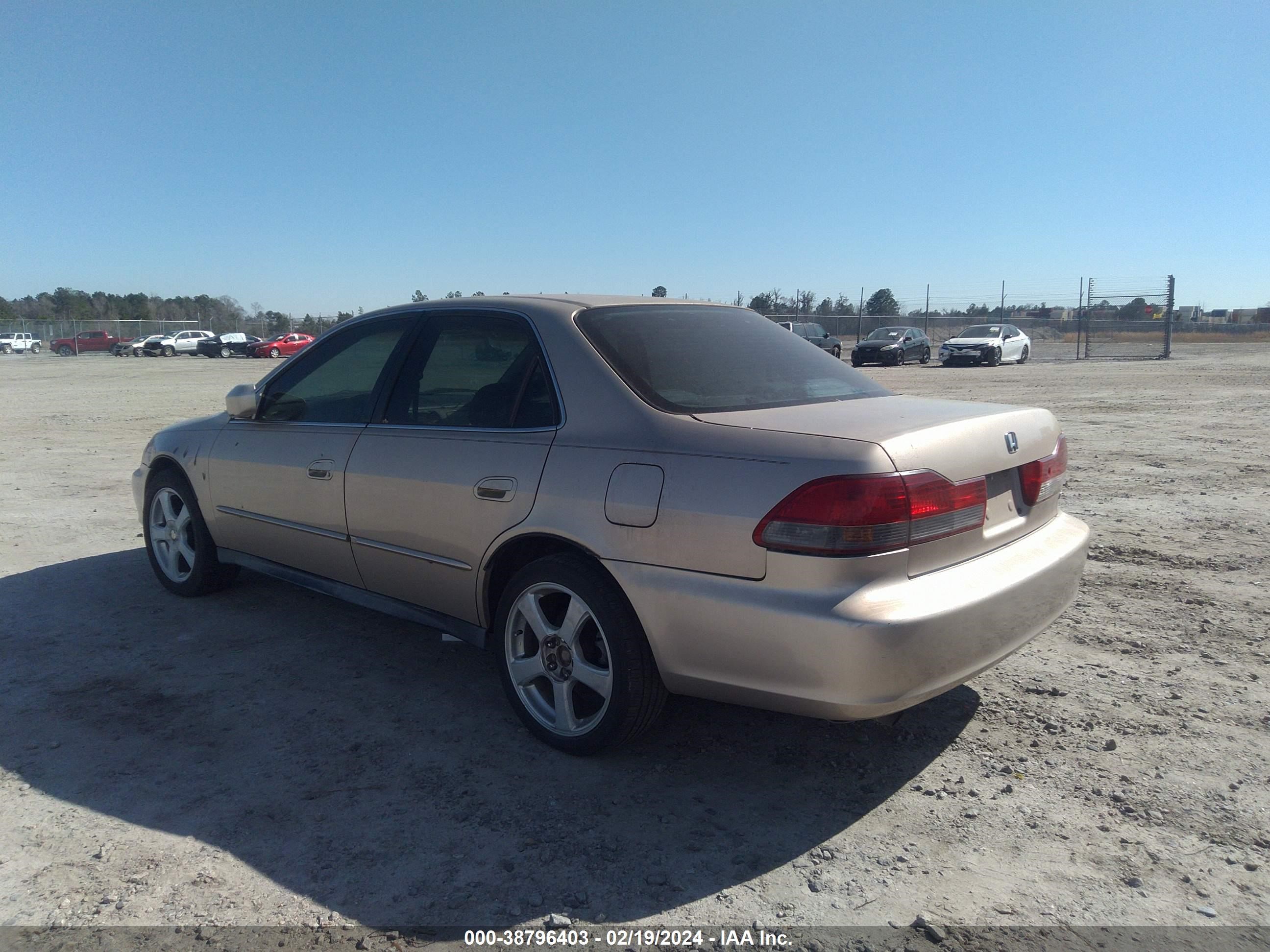 Photo 2 VIN: 1HGCG16451A010187 - HONDA ACCORD 