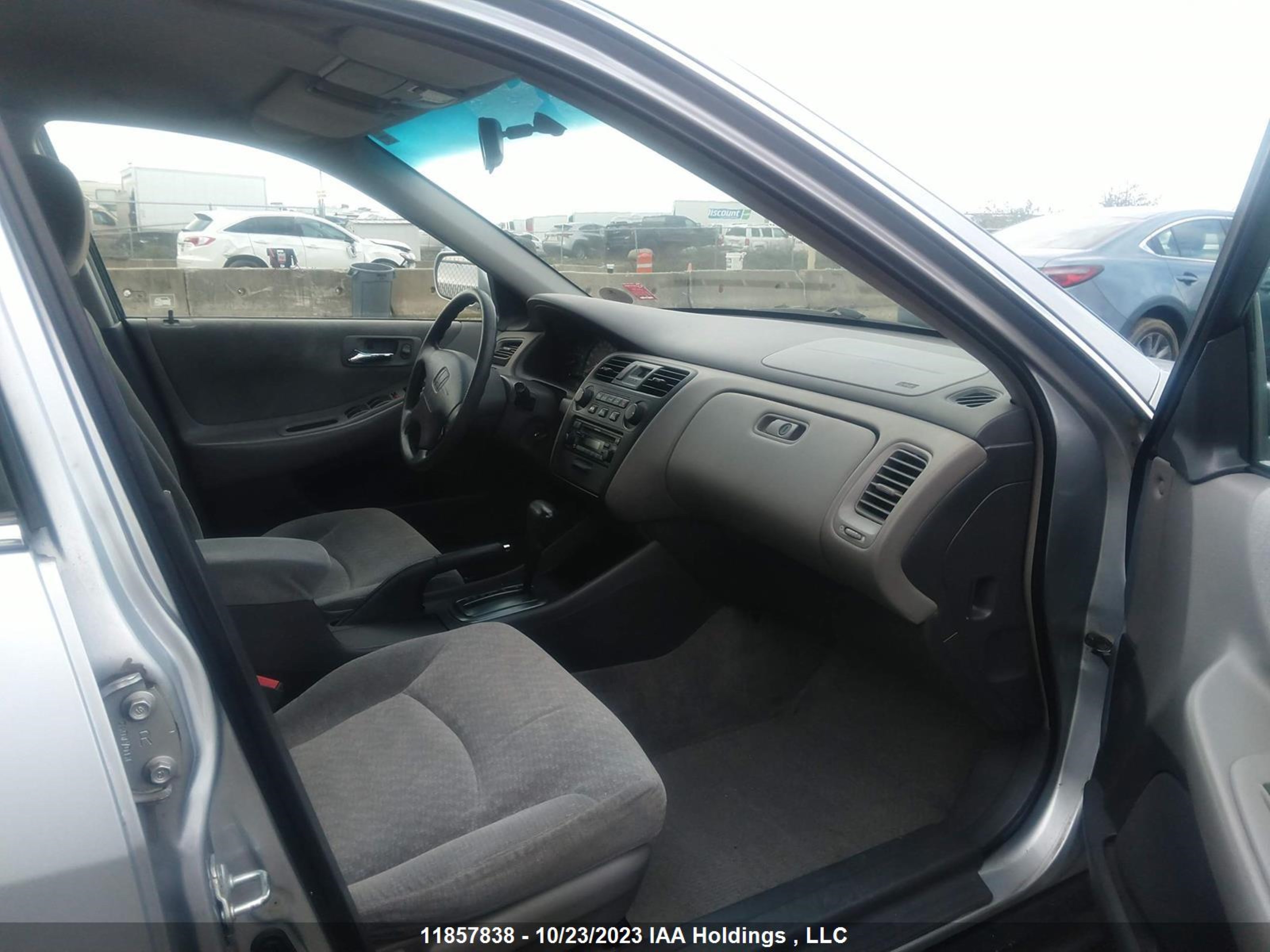 Photo 4 VIN: 1HGCG16451A803182 - HONDA ACCORD 