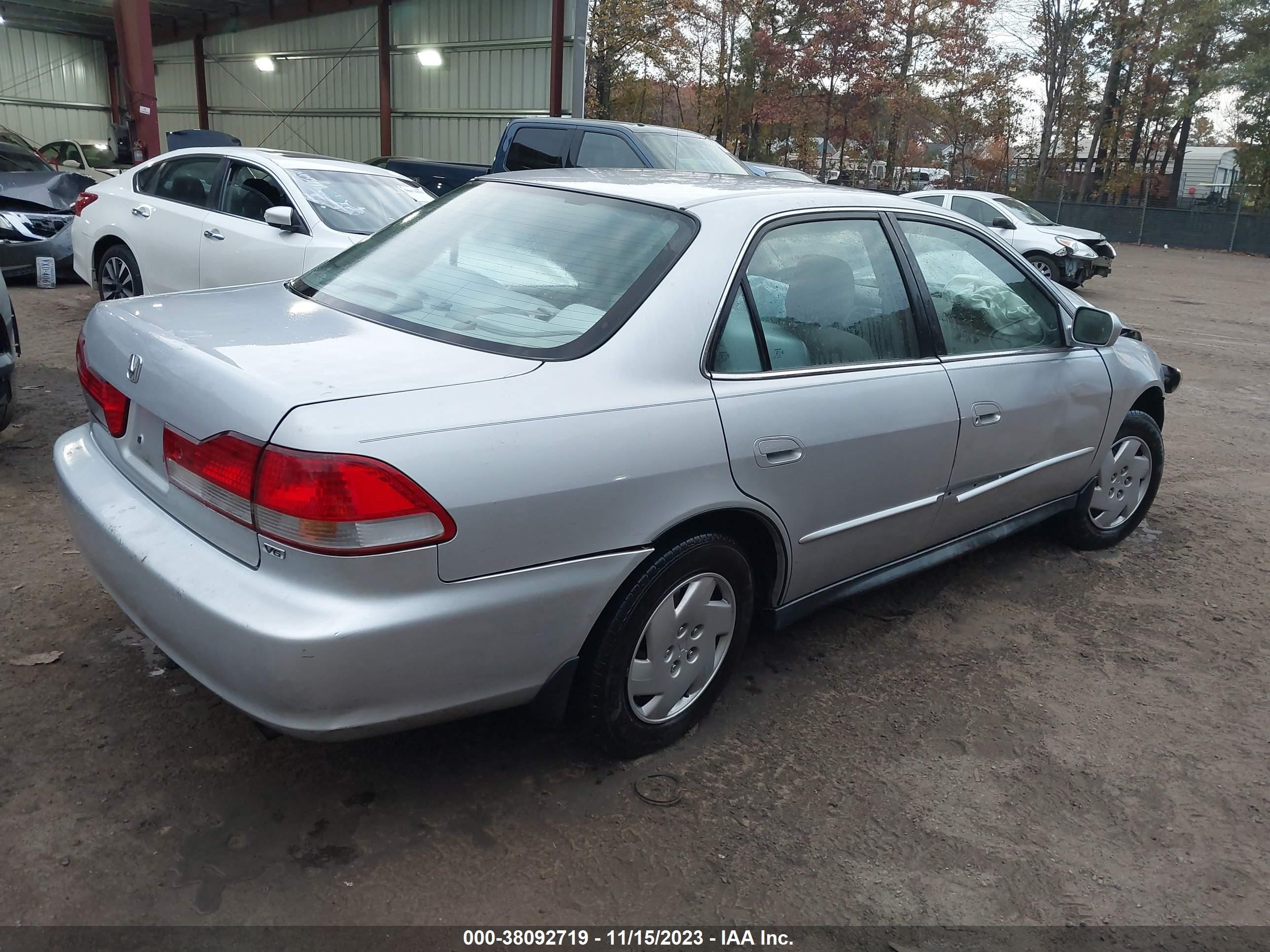 Photo 3 VIN: 1HGCG16482A002988 - HONDA ACCORD 