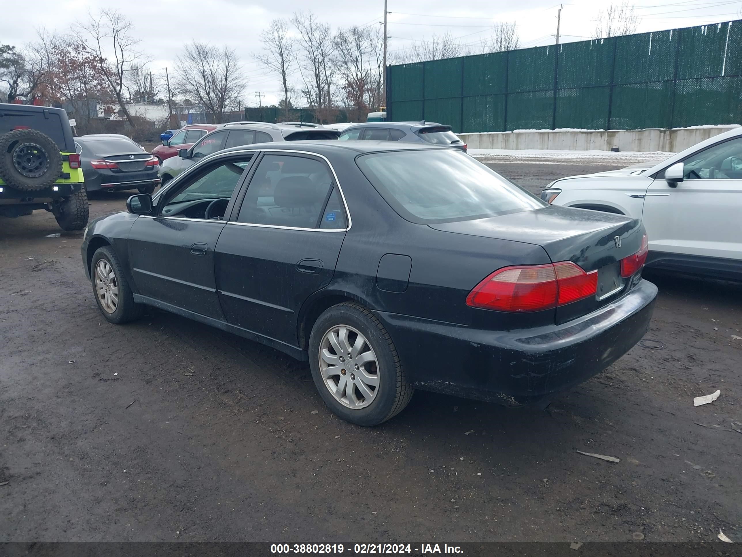 Photo 2 VIN: 1HGCG1648YA061595 - HONDA ACCORD 