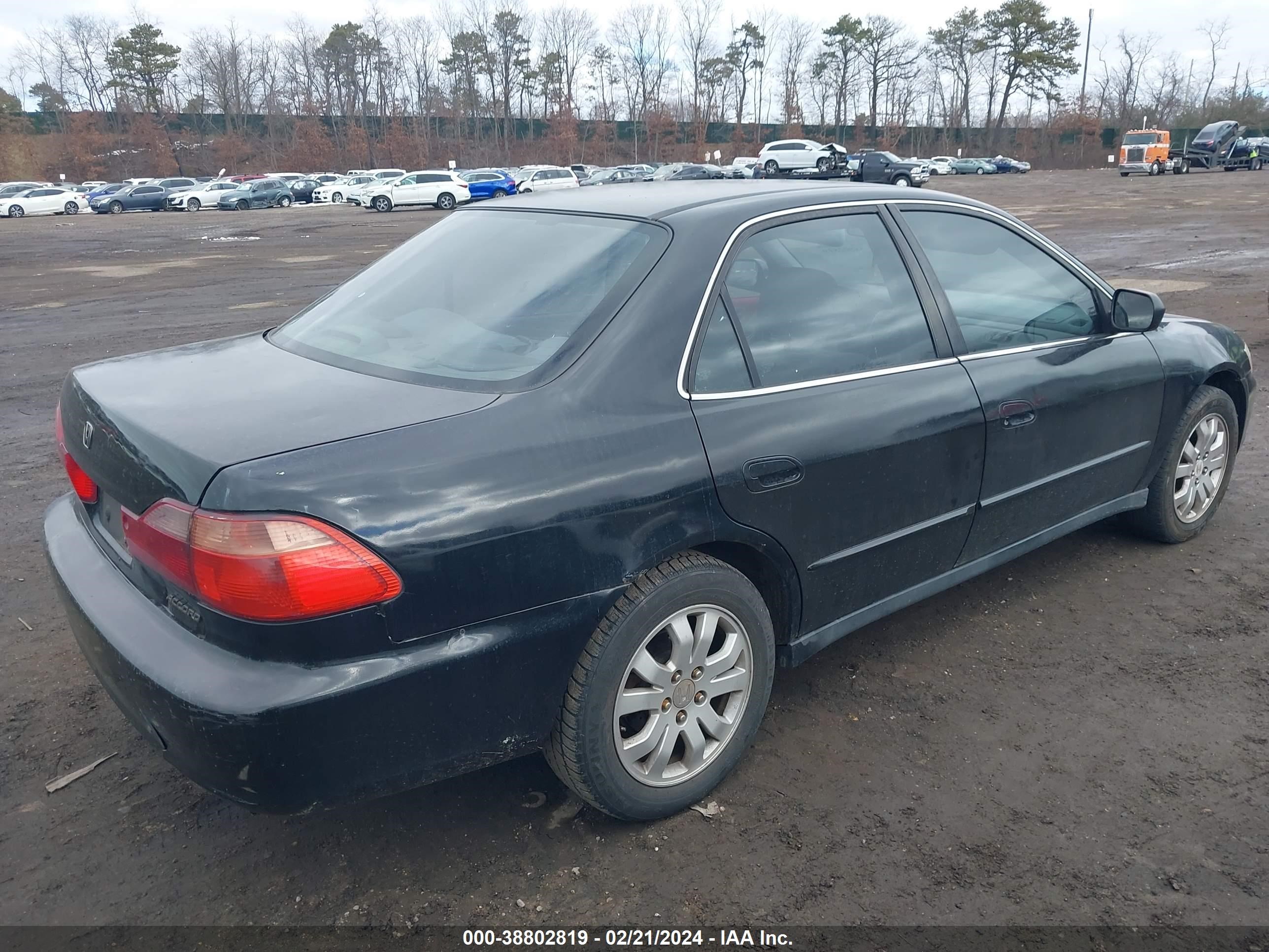 Photo 3 VIN: 1HGCG1648YA061595 - HONDA ACCORD 