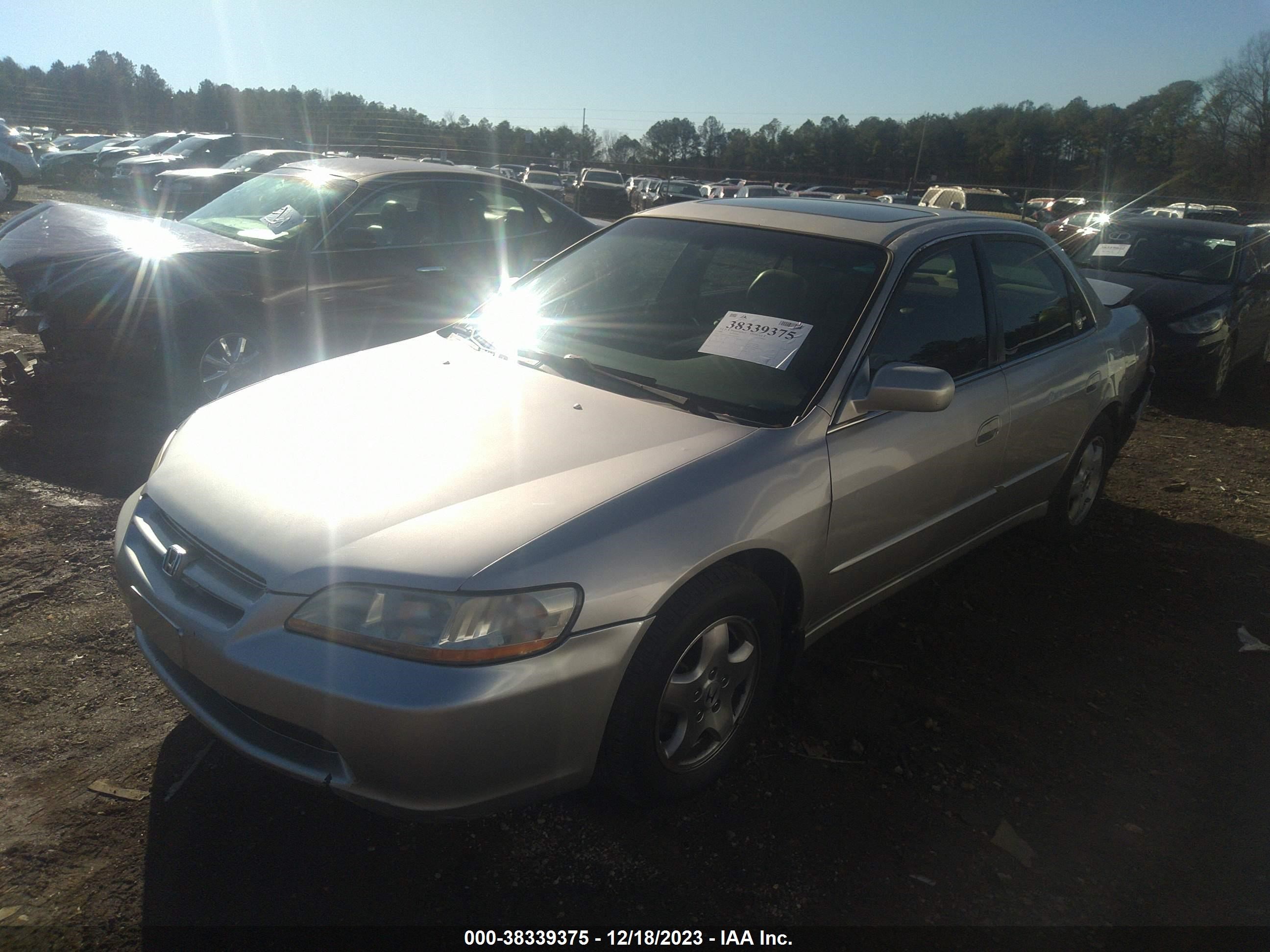 Photo 1 VIN: 1HGCG1650WA043873 - HONDA ACCORD 