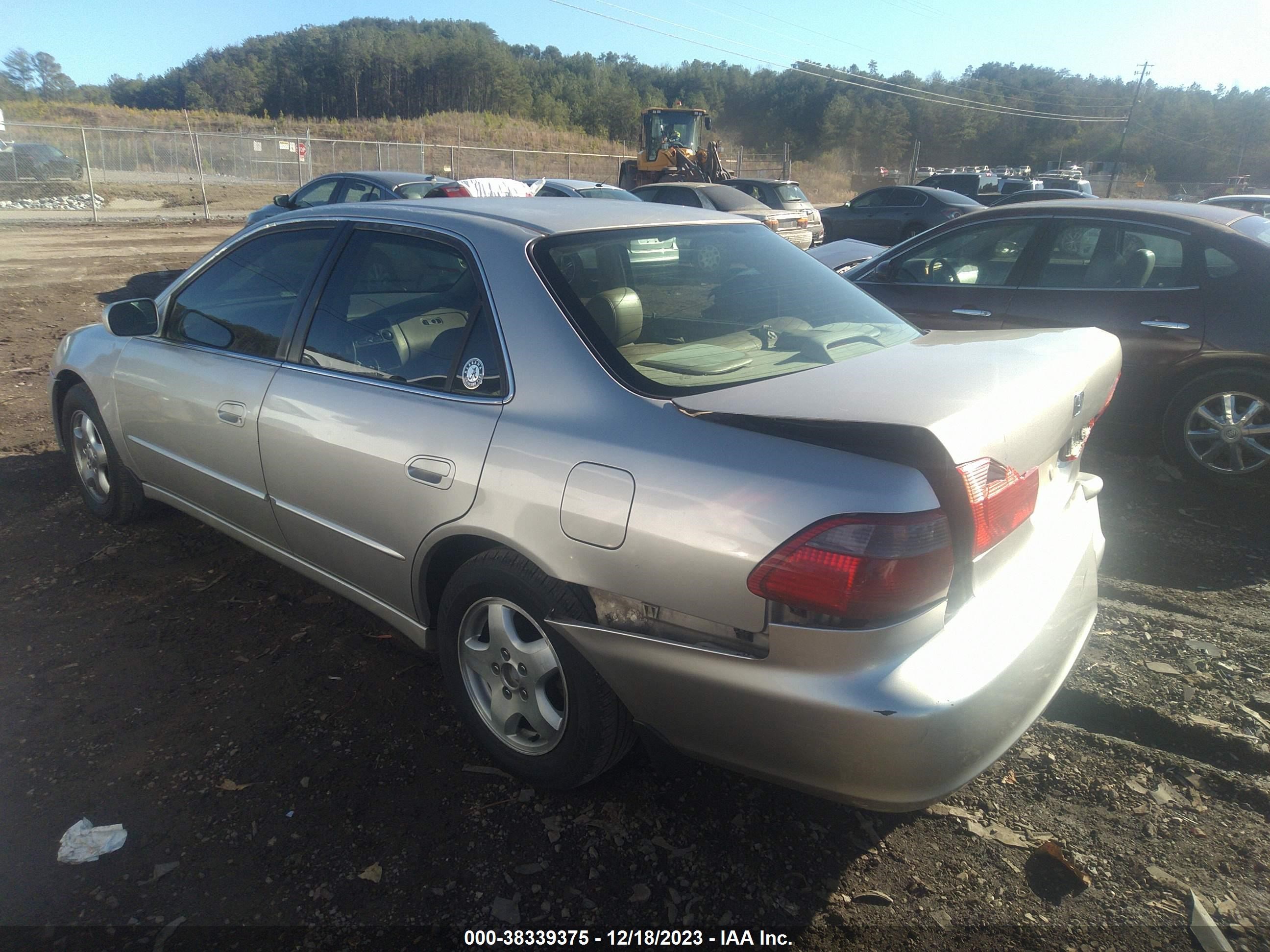 Photo 2 VIN: 1HGCG1650WA043873 - HONDA ACCORD 