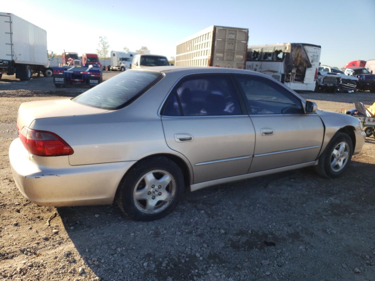 Photo 2 VIN: 1HGCG1650YA021469 - HONDA ACCORD 