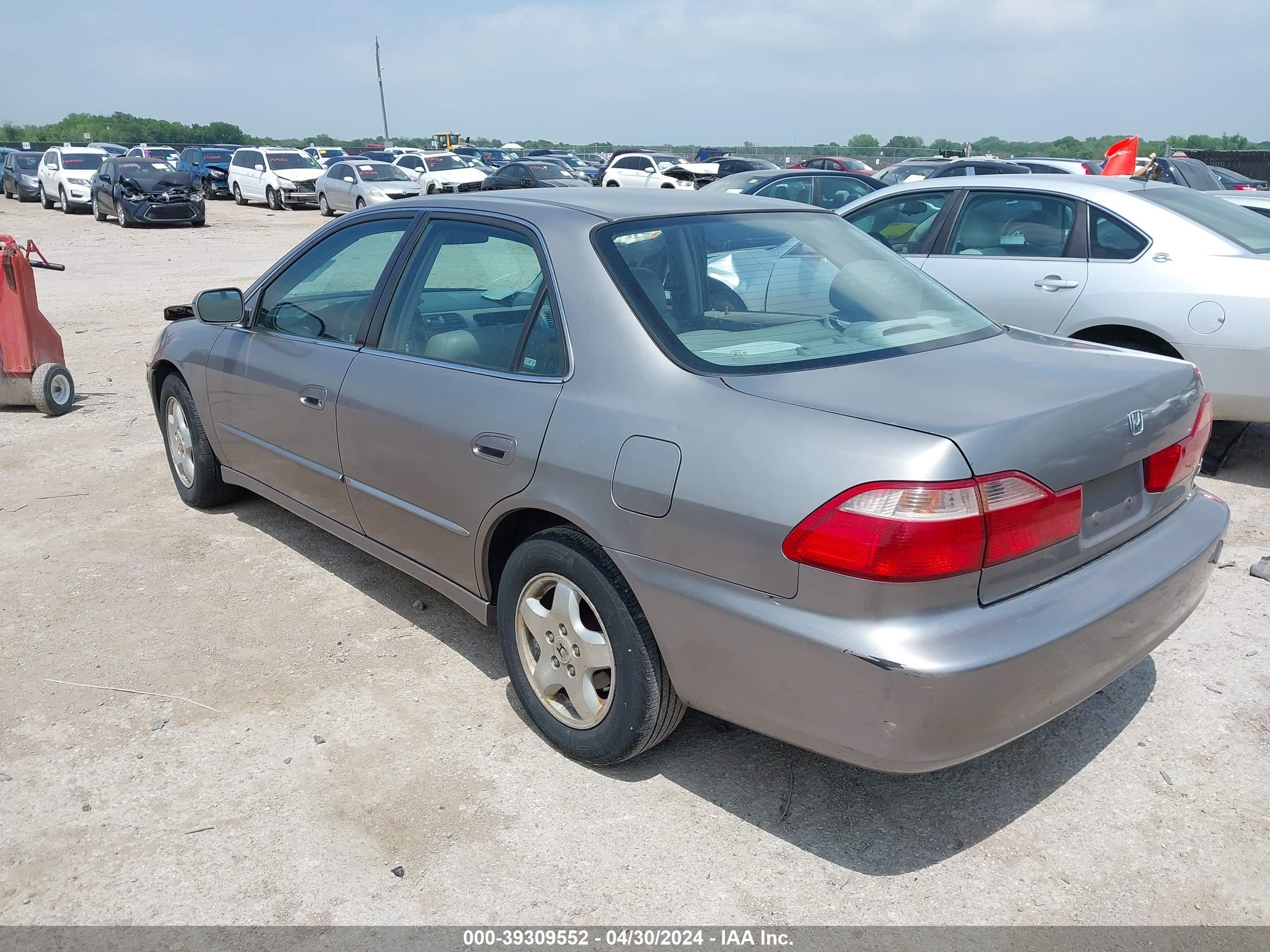 Photo 2 VIN: 1HGCG1650YA101094 - HONDA ACCORD 