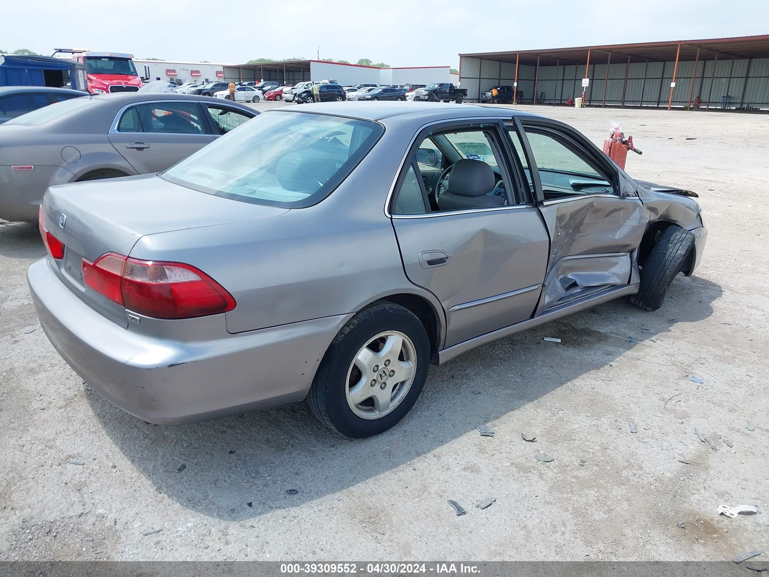 Photo 3 VIN: 1HGCG1650YA101094 - HONDA ACCORD 