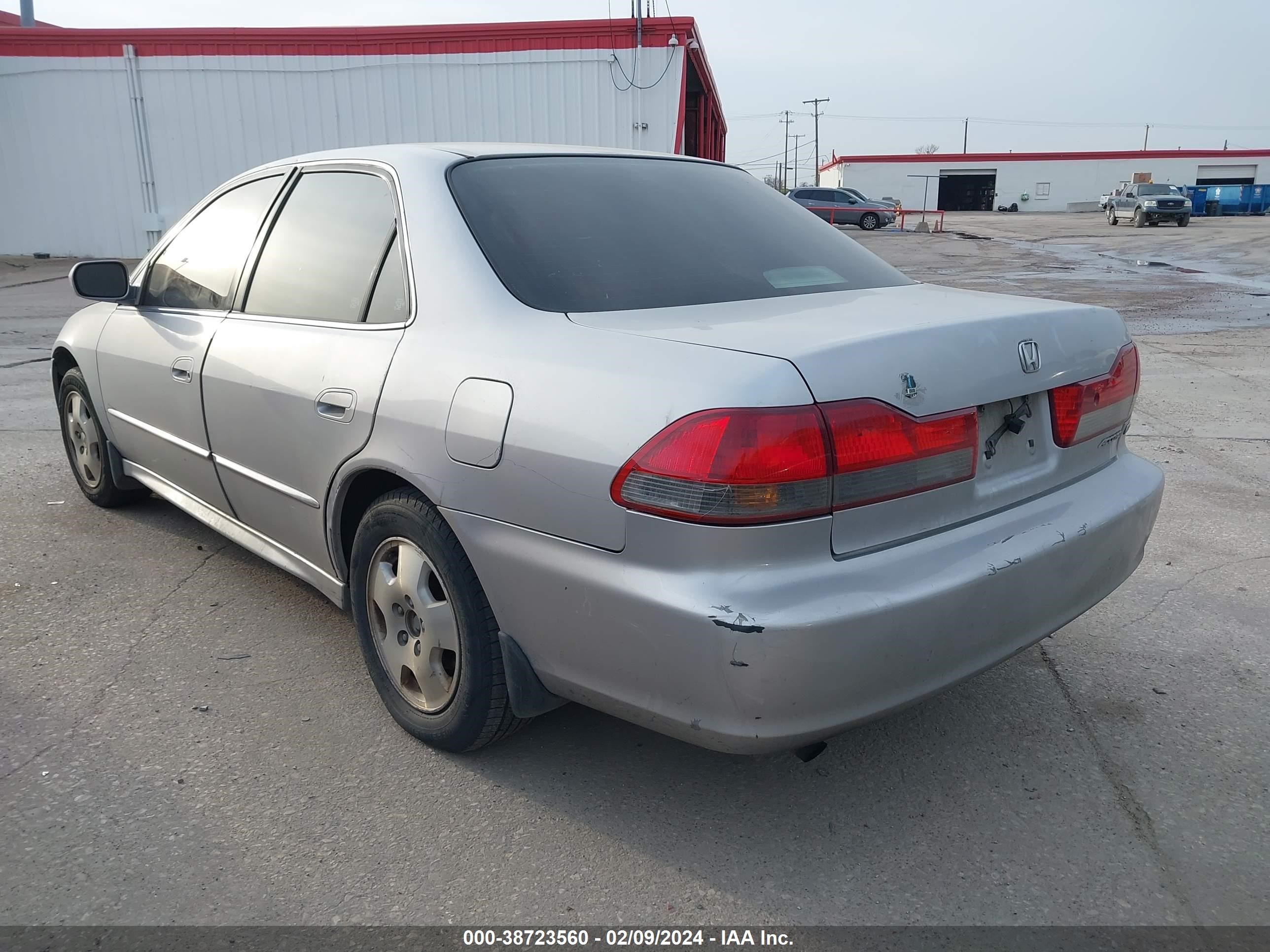 Photo 2 VIN: 1HGCG16511A002743 - HONDA ACCORD 