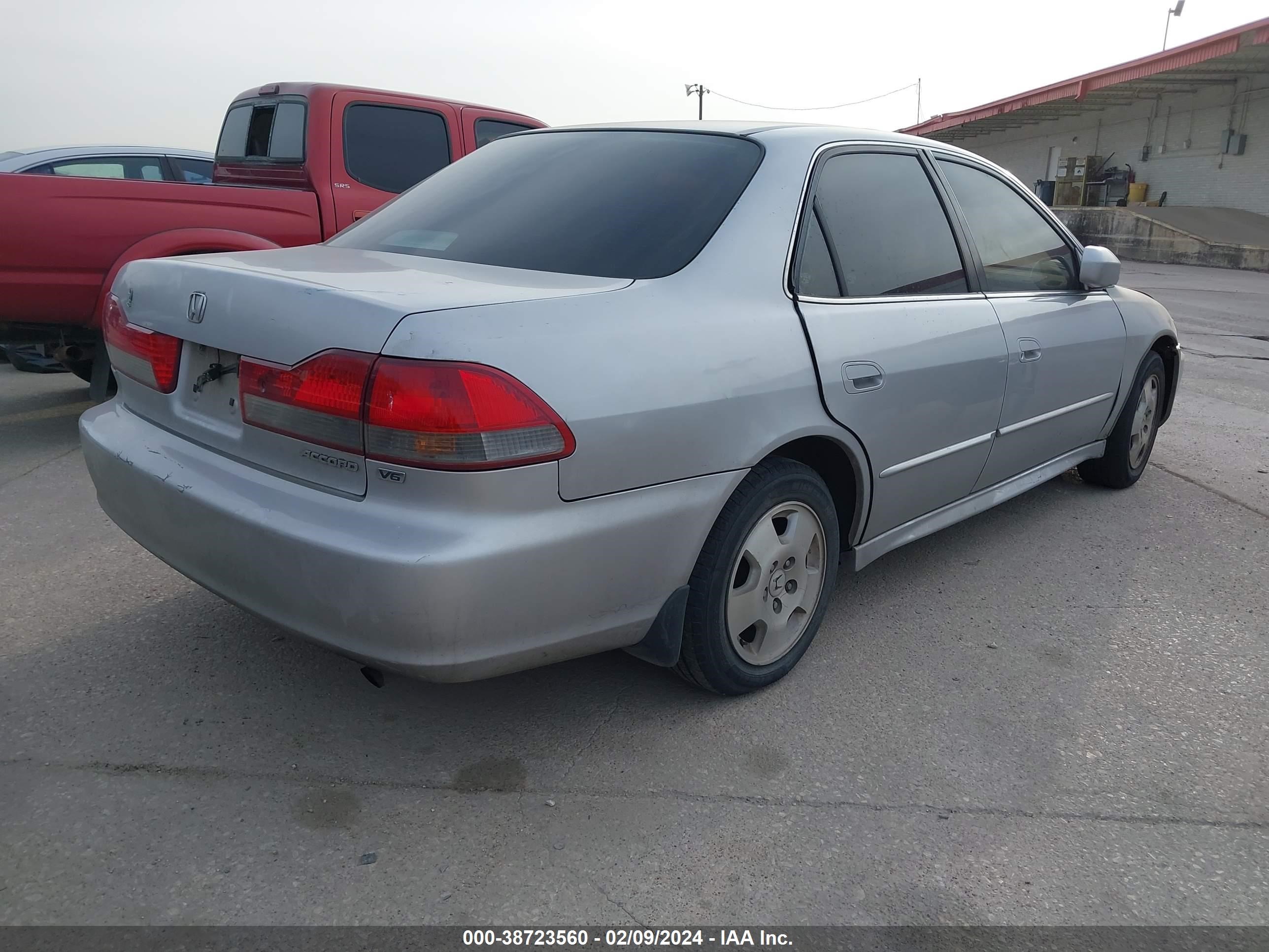 Photo 3 VIN: 1HGCG16511A002743 - HONDA ACCORD 