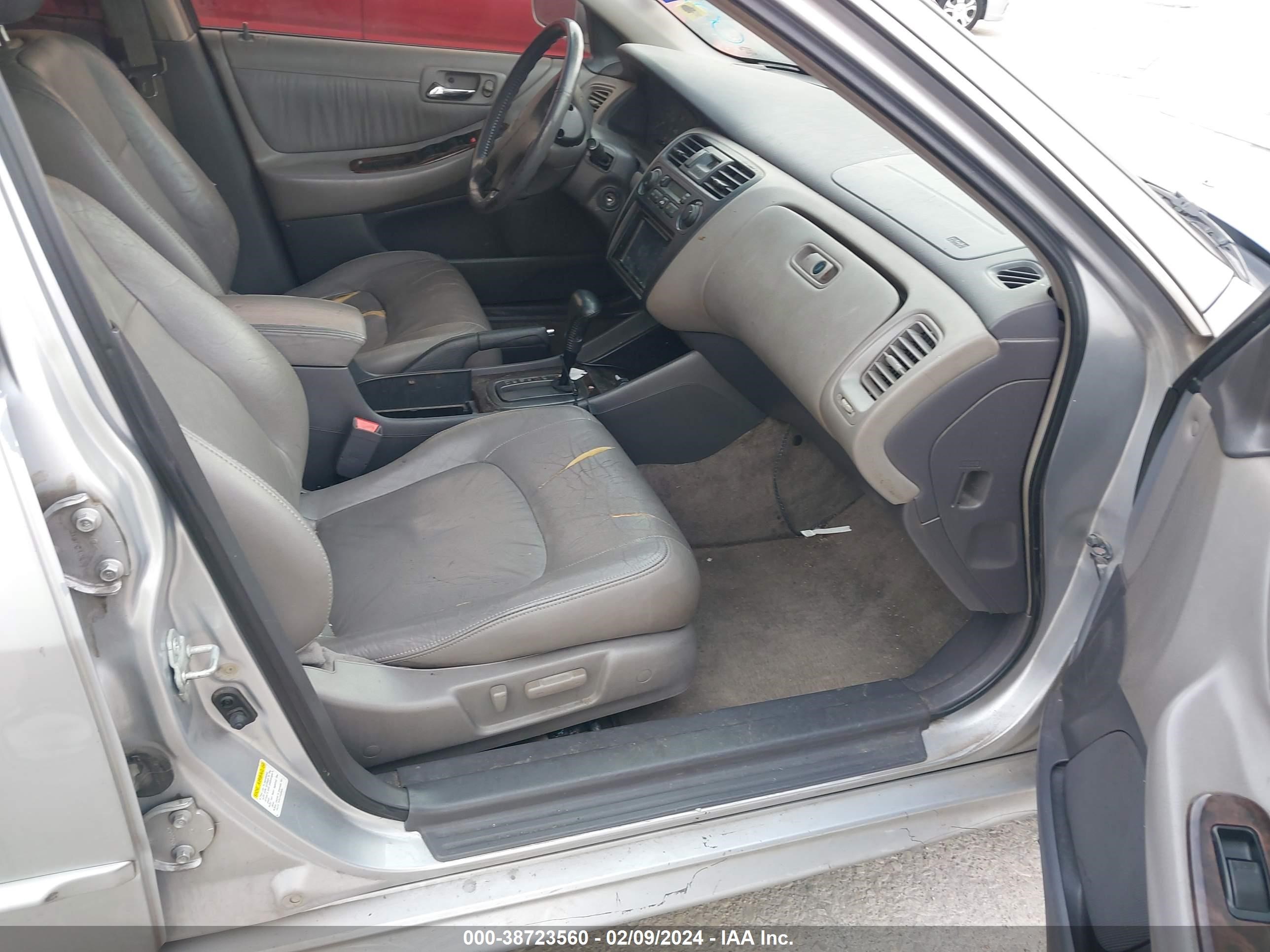 Photo 4 VIN: 1HGCG16511A002743 - HONDA ACCORD 