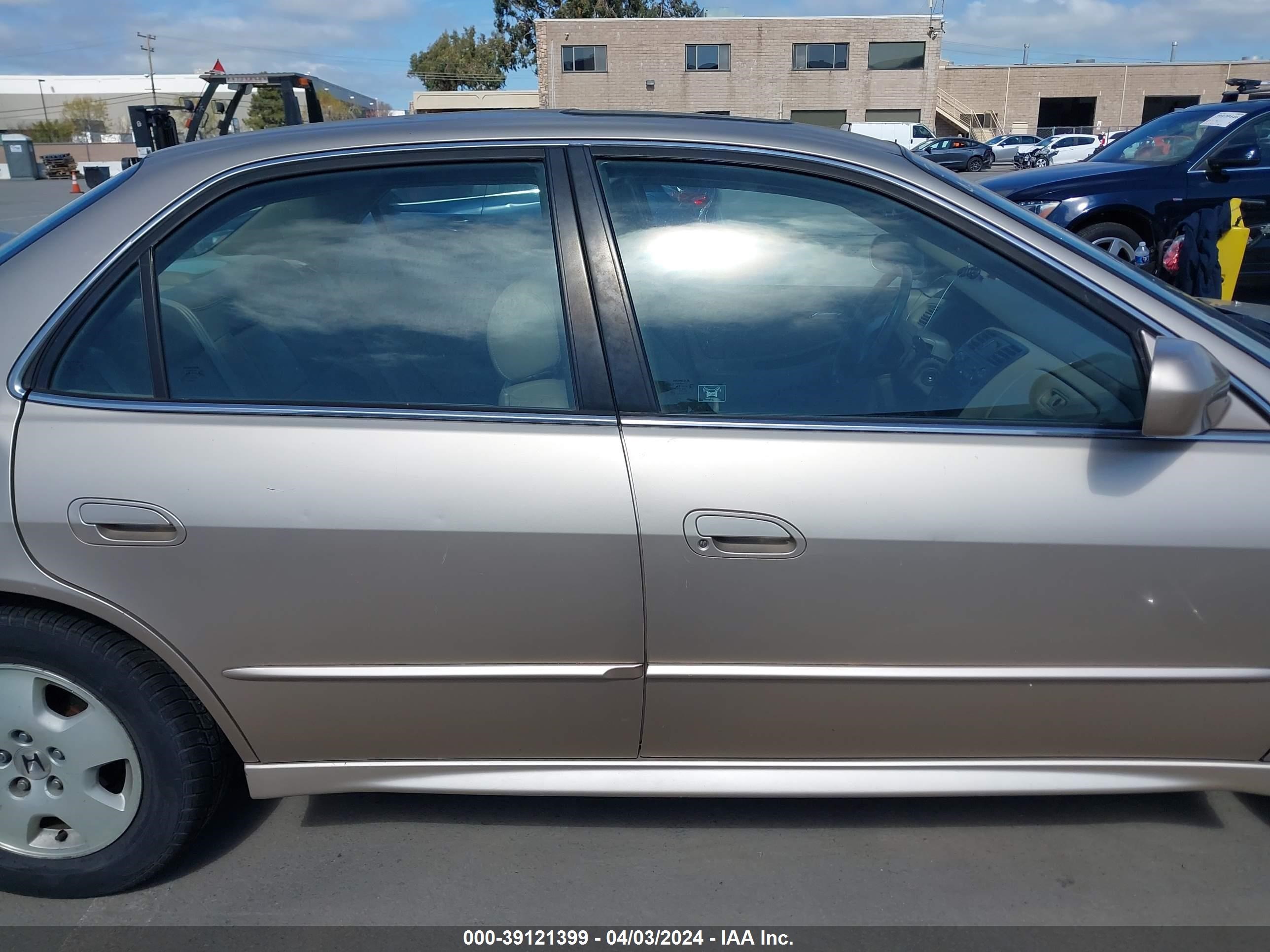 Photo 13 VIN: 1HGCG16511A058665 - HONDA ACCORD 